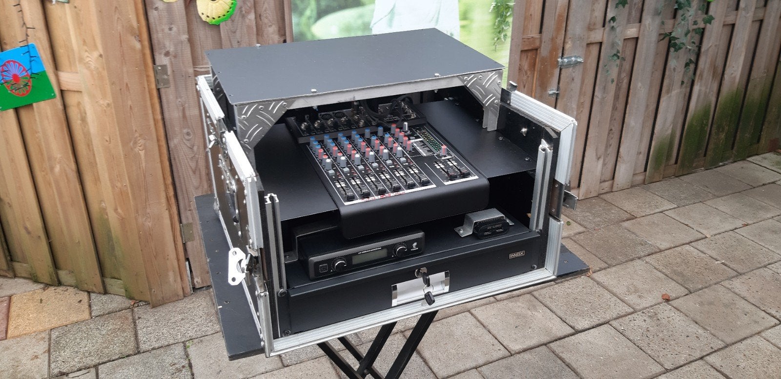 flightcase met Devine MixDesk 802FX mengpaneel , duel wirele, Ophalen, Zo goed als nieuw