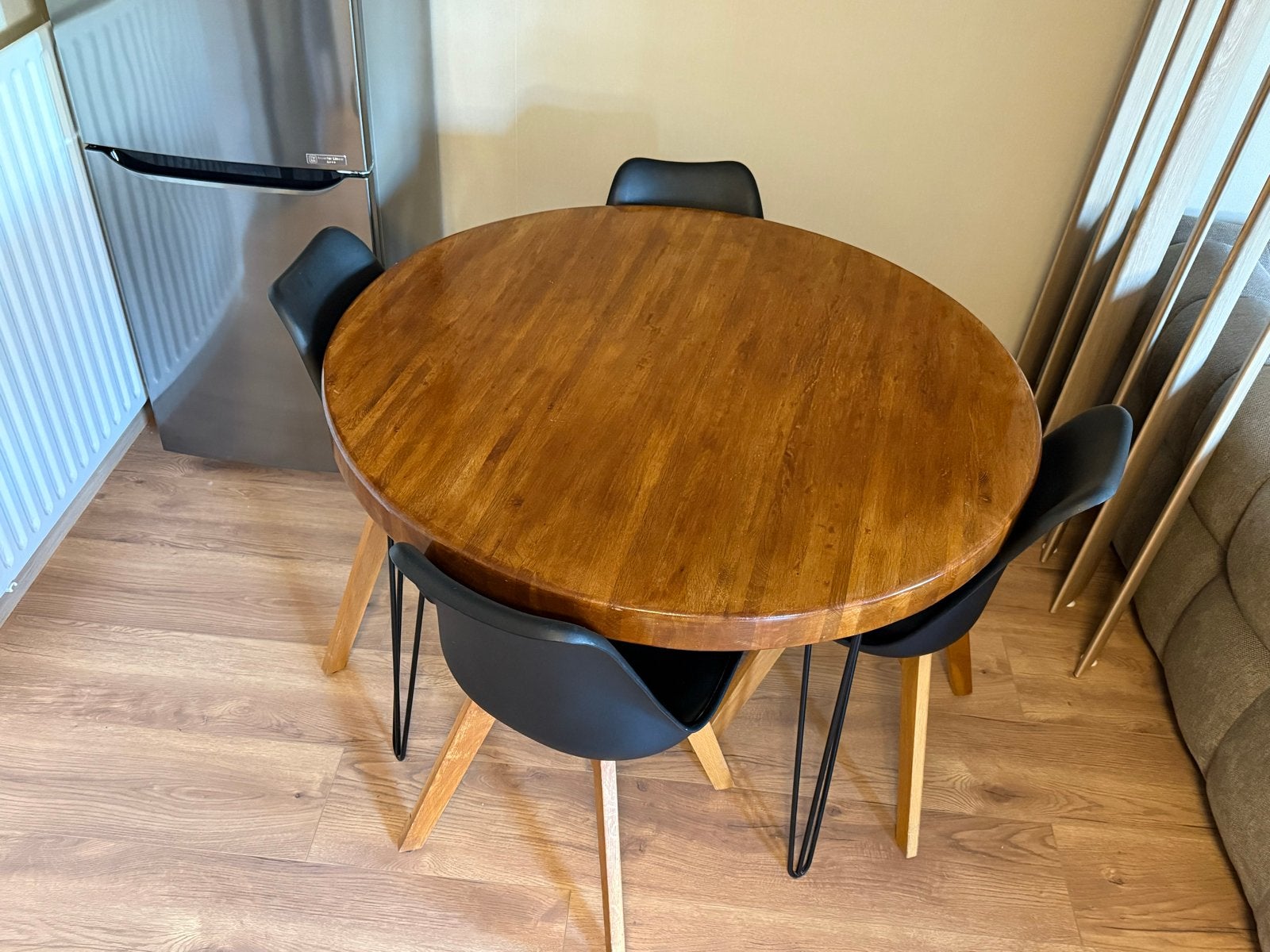Ronde eettafel met 4 stoelen - massief hout, Huis en Inrichting, Tafels | Eettafels, Gebruikt, 100 tot 150 cm, Rond, Ophalen of Verzenden