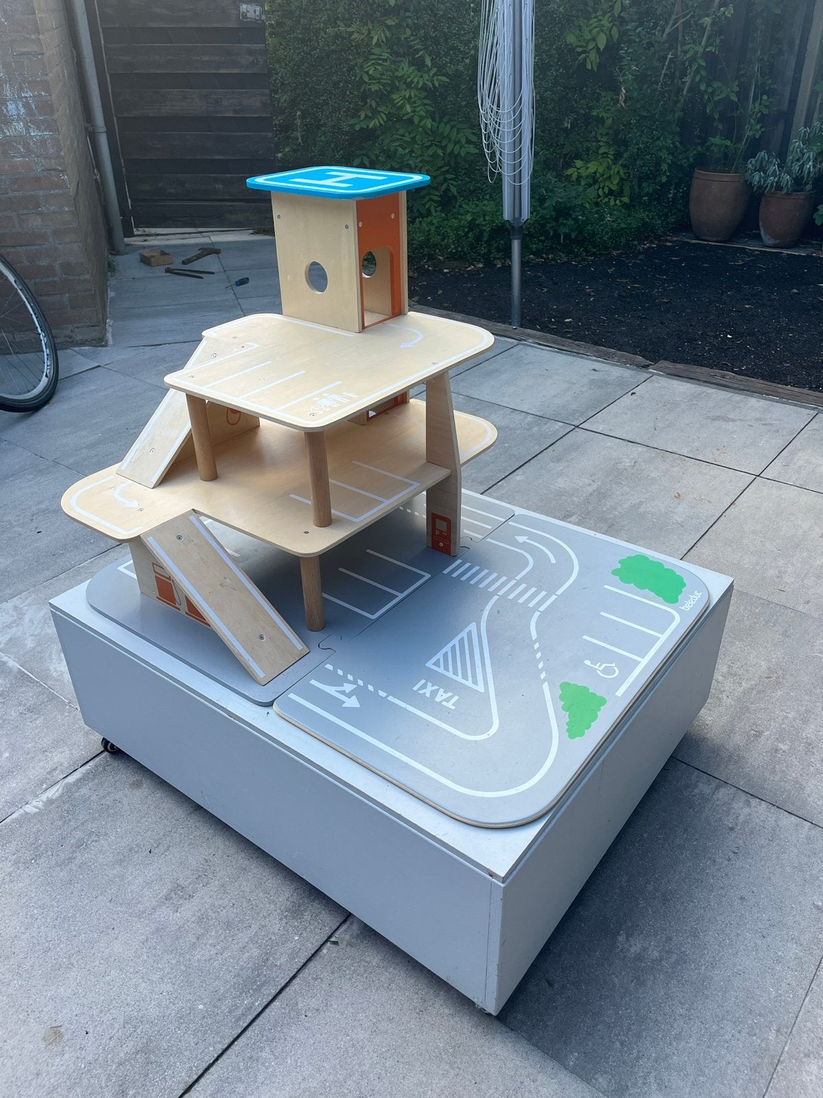 Houten parkeergarage met helikopterplatform en opbergbox, Ophalen, Gebruikt