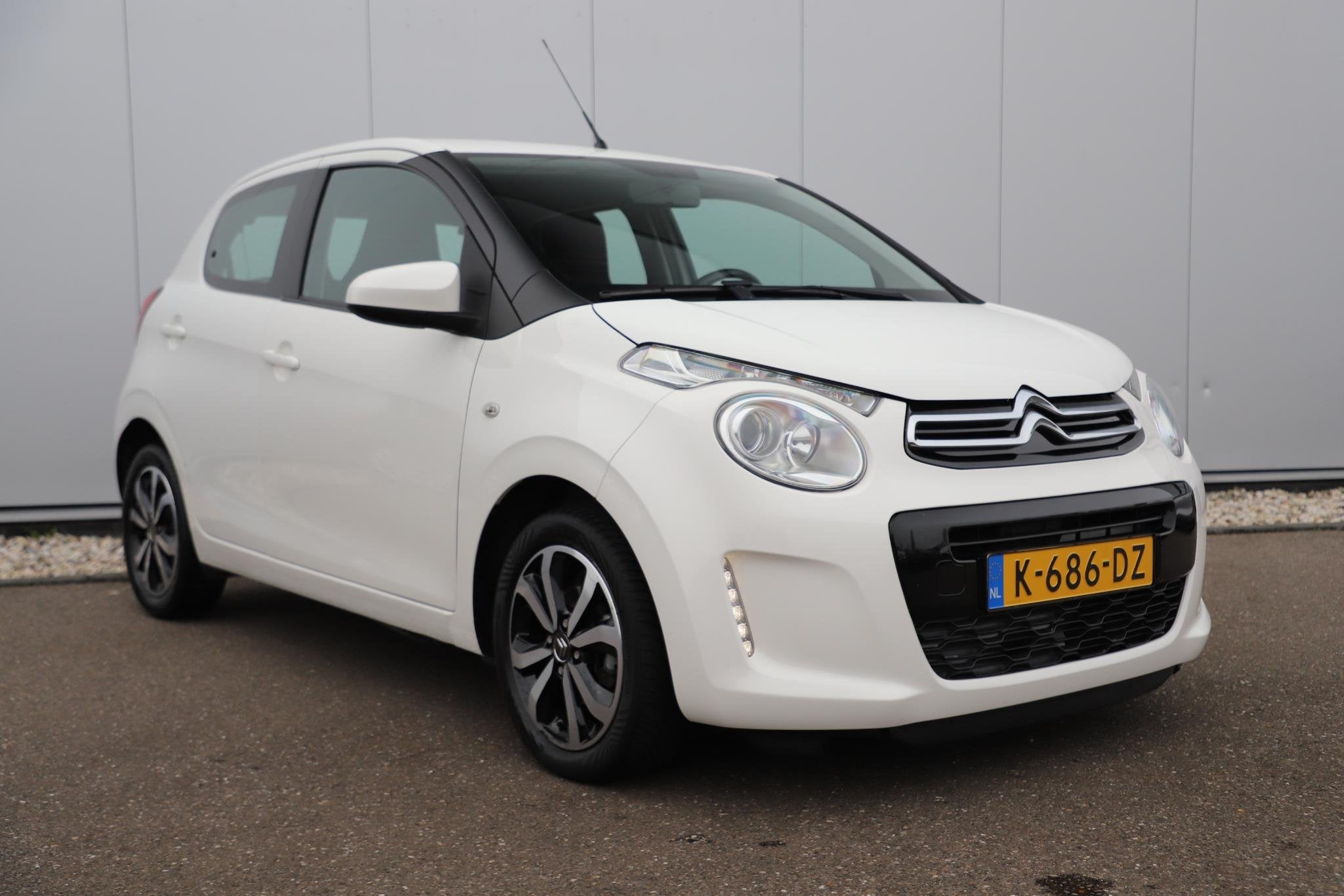Citroen C1 1.0 VTi Shine 15 inch LMV Navigatie Achteruitrijc, Voorwielaandrijving, Stof, Gebruikt, Euro 6