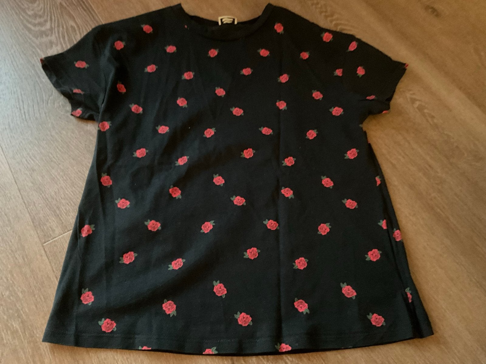 Zwart T-shirt met rozenprint - Maat S, Kleding | Dames, T-shirts, Verzenden, Zwart, Zo goed als nieuw, Korte mouw