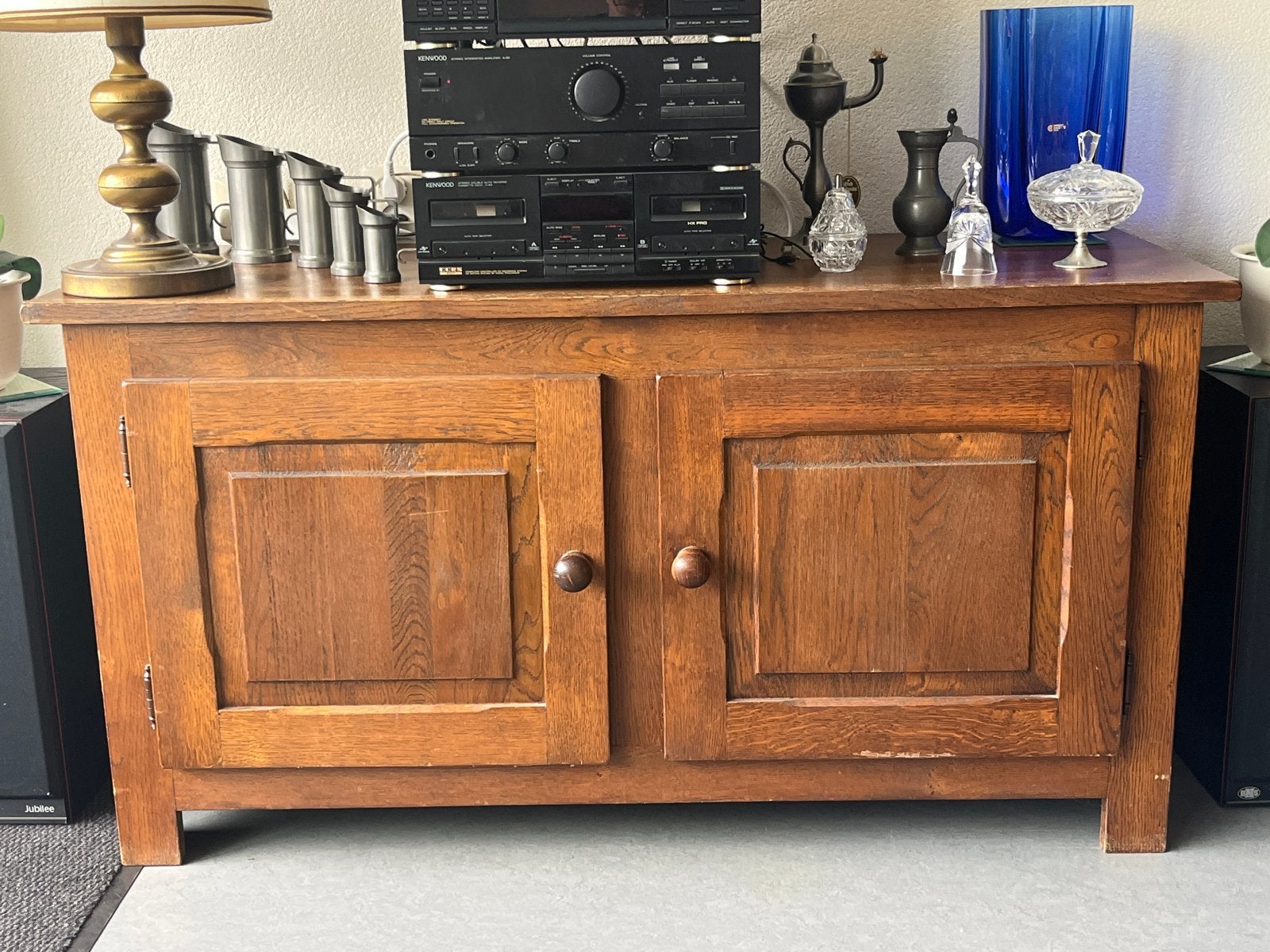Massief eiken dressoir met twee deuren, Ophalen, Met plank(en), Gebruikt, 100 tot 150 cm