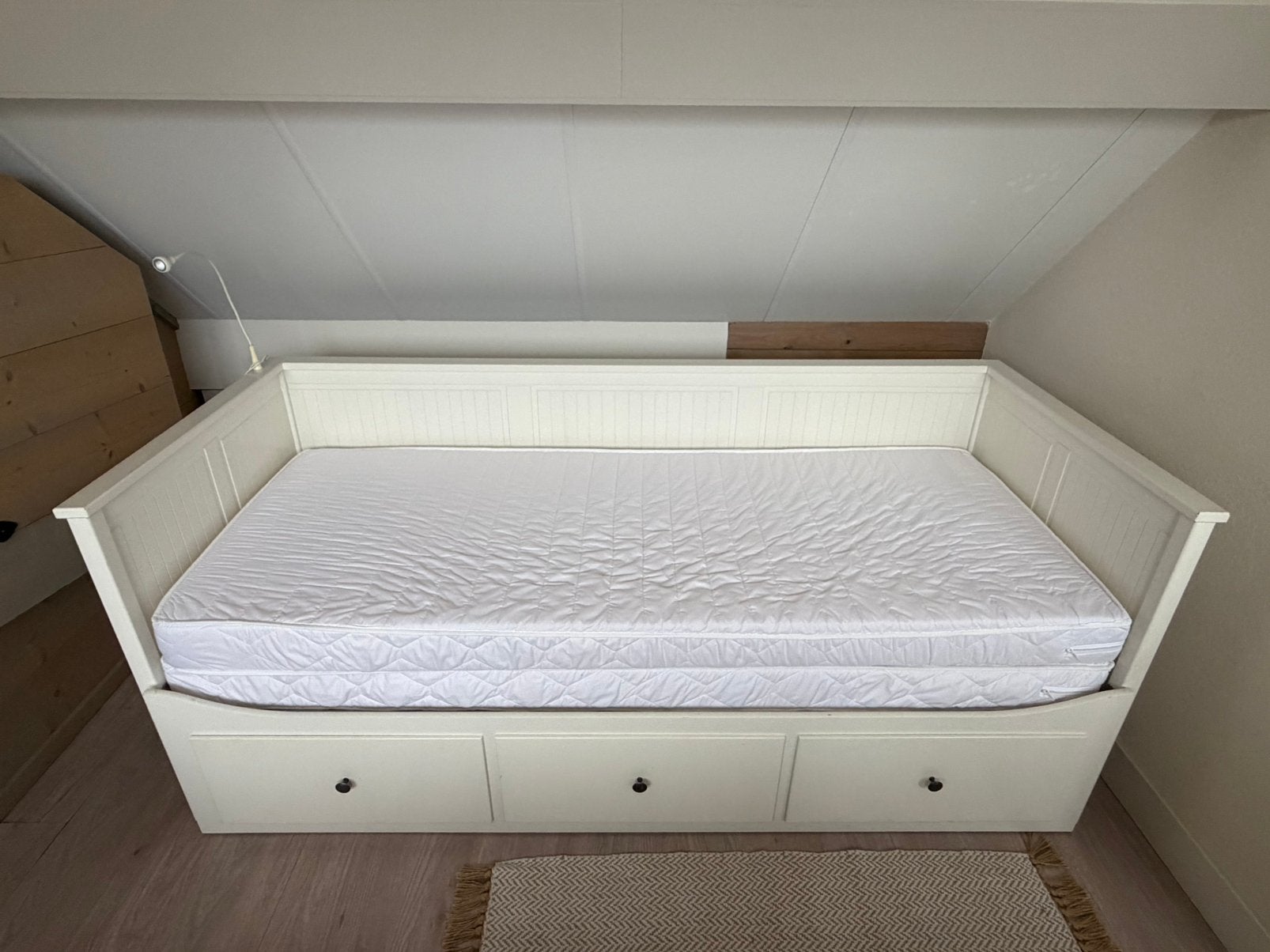 Ikea Hemnes bedbank met 2 nieuwe matrassen, Ophalen, Wit, Tweepersoons, Zo goed als nieuw