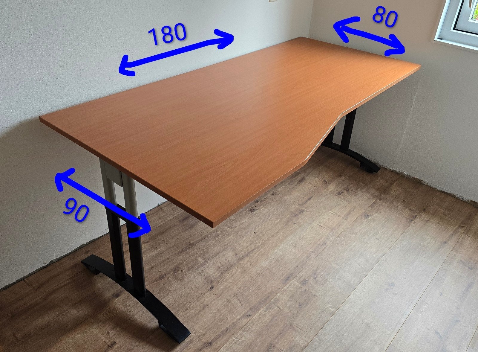 Stevig en in hoogte verstelbaar bureau, Ophalen, In hoogte verstelbaar, Zo goed als nieuw