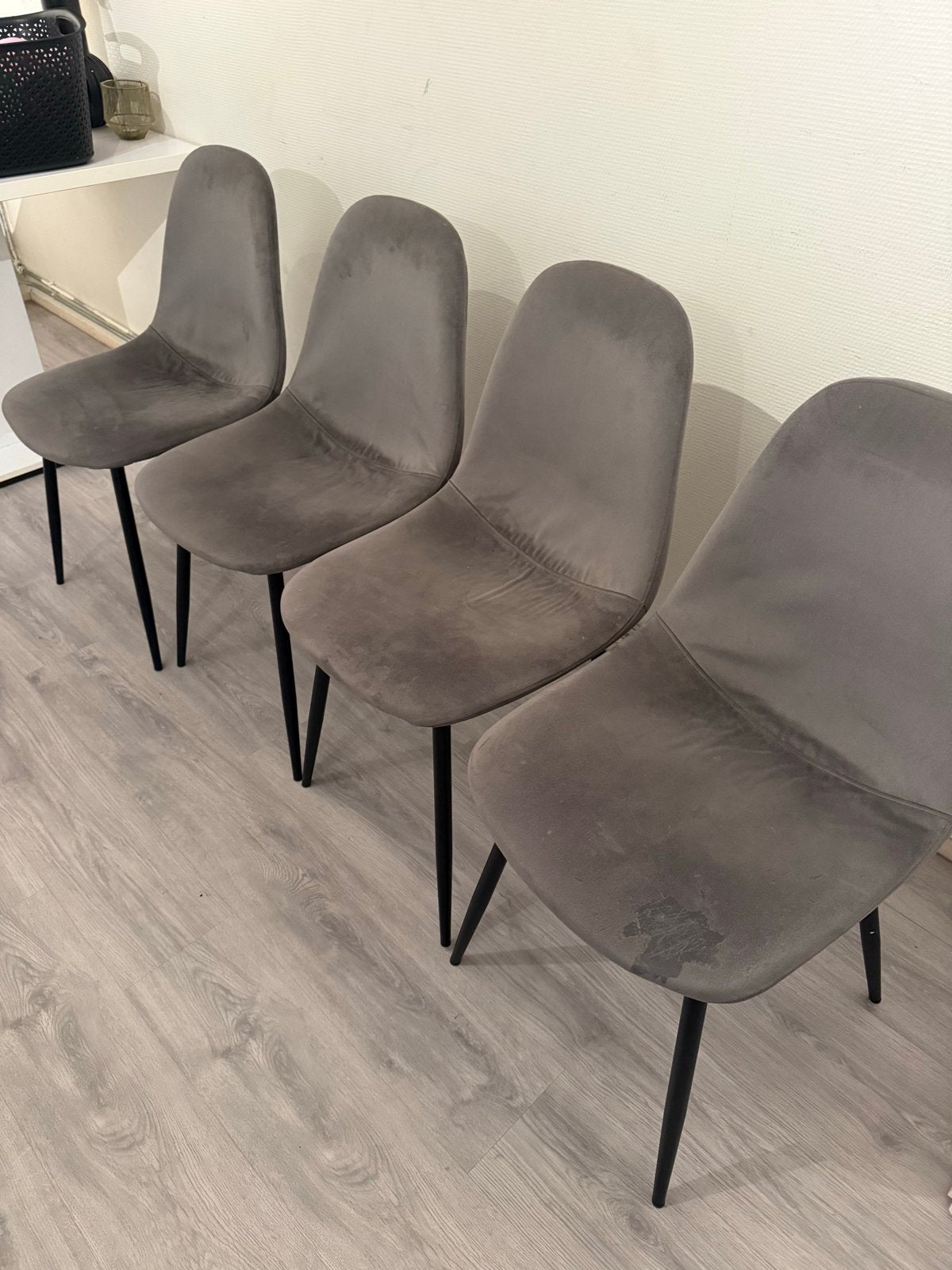 Set van 4 grijze fluwelen eetkamerstoelen, Gebruikt, Ophalen of Verzenden, Vier, Stof