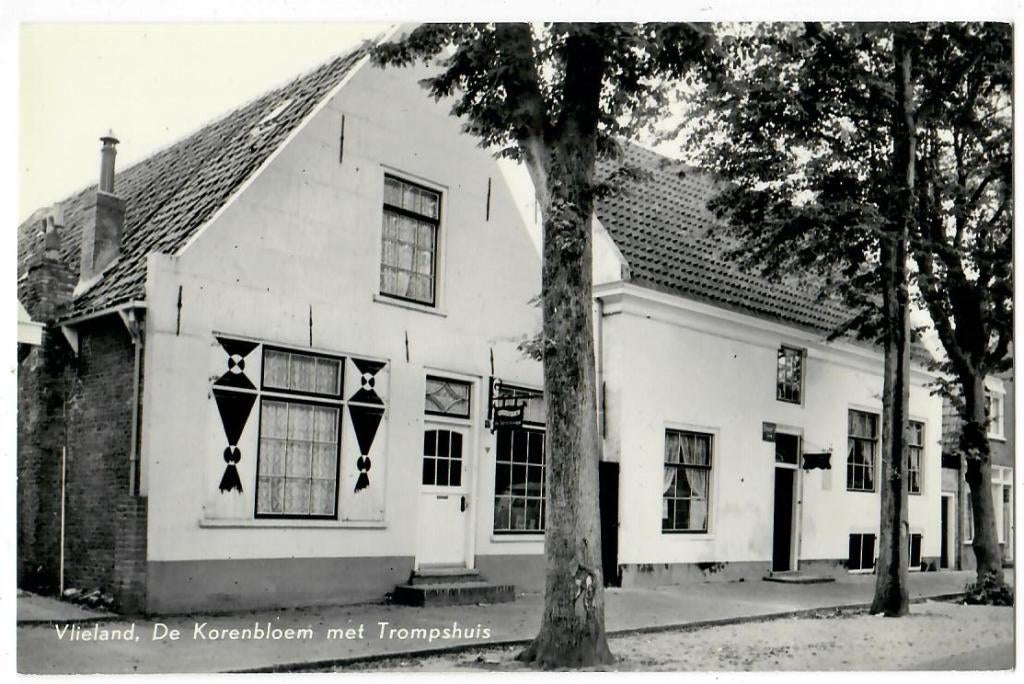 Vlieland - De Korenbloem met Trompshuis, Verzamelen, Ansichtkaarten | Nederland, Verzenden, 1960 tot 1980, Ongelopen, Waddeneilanden