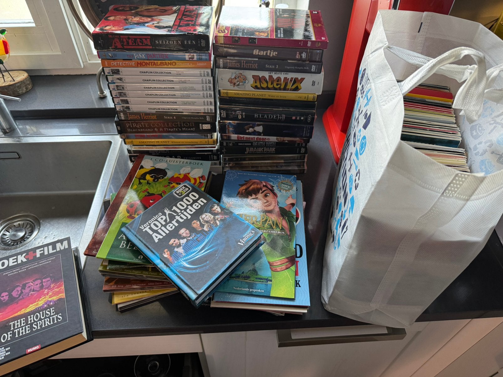 Grote collectie DVD's en luisterboeken (tas vol), Ophalen, Gebruikt