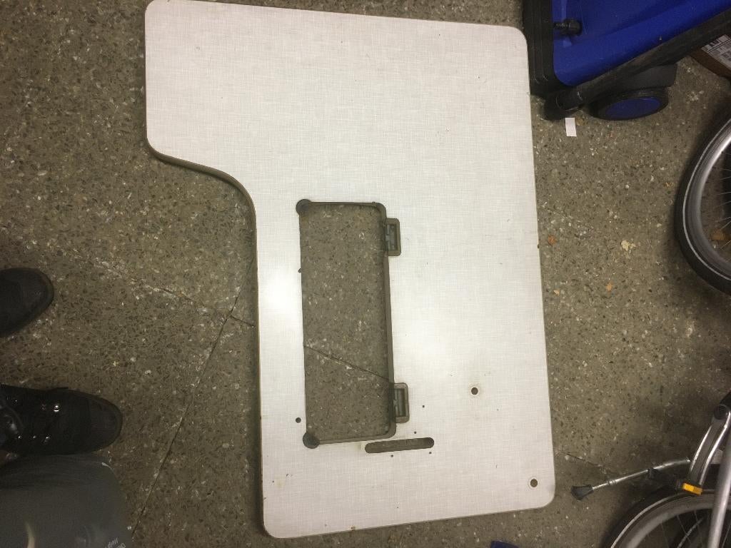 naaimachine blad 106 cm breed 61/81 cm diep    gat 18x48 cm, Hobby en Vrije tijd, Naaimachines en Toebehoren, Ophalen, Gebruikt