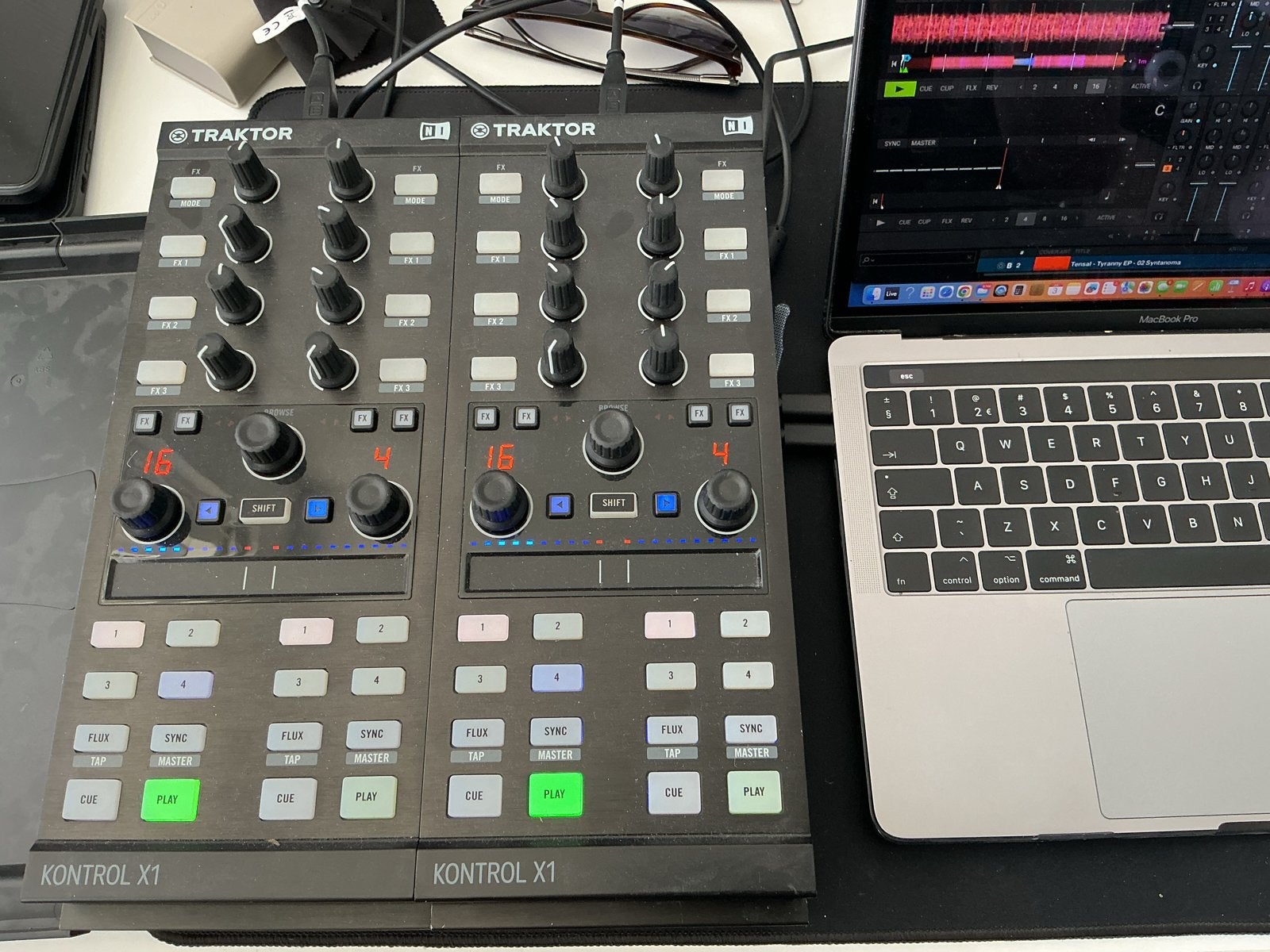 Native Instruments Traktor Kontrol X1 (2 stuks) met stands, Ophalen of Verzenden, Gebruikt, Dj-set, Overige merken