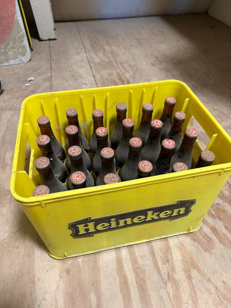 Uniek: Vol geel Heineken krat met oude flesjes, Verzamelen, Ophalen, Gebruikt, Flesje(s), Heineken