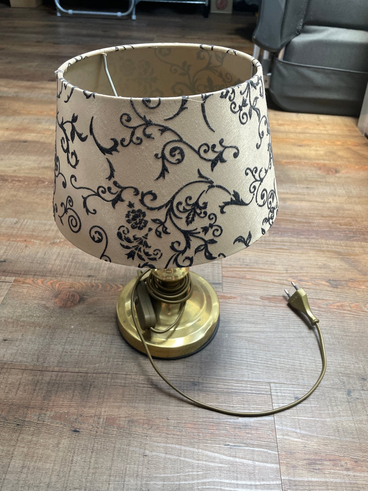 Vintage Tafellamp met Gouden Voet en Bloemenkap, Ophalen of Verzenden, Zo goed als nieuw, Metaal, 50 tot 75 cm