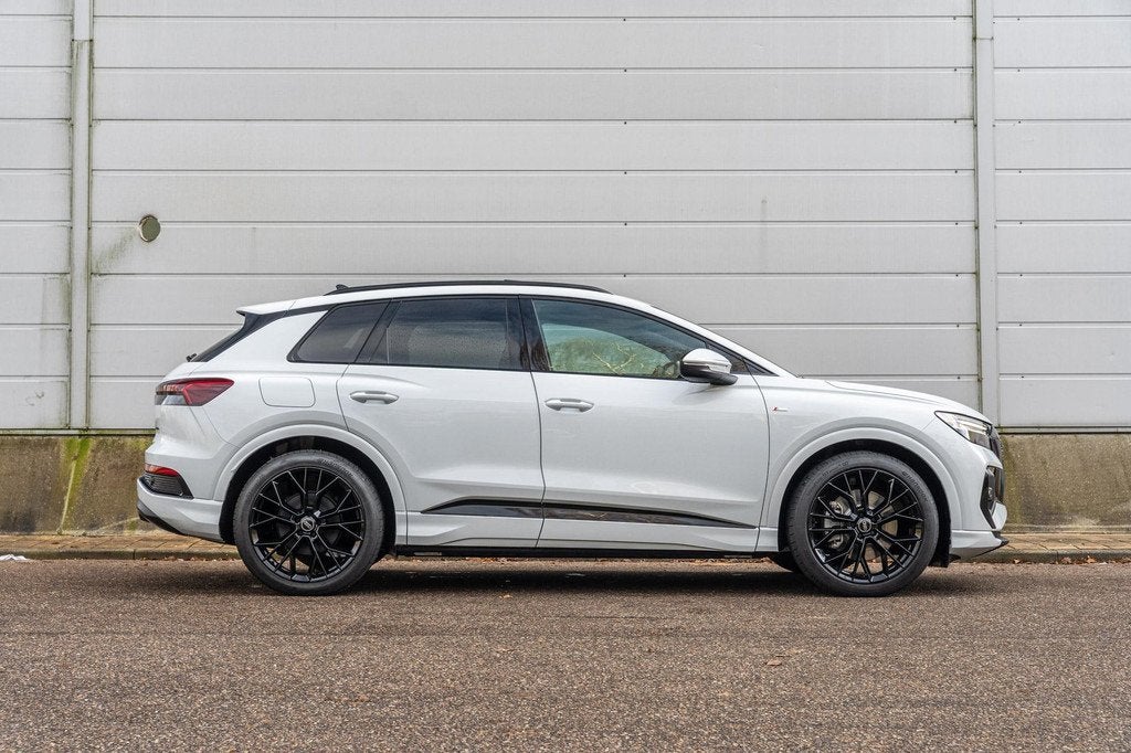 Audi Q4 e-tron 45 286pk quattro S Edition Competition 82 kWh, Auto's, Audi, Automatische klimaatregeling, Zwart, 82 kWh, Wit