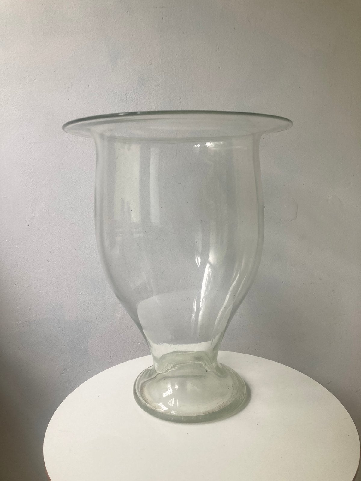 Grote zware vaas op voet, geblazen glas, Ophalen, Op voet, Transparant, 45 cm