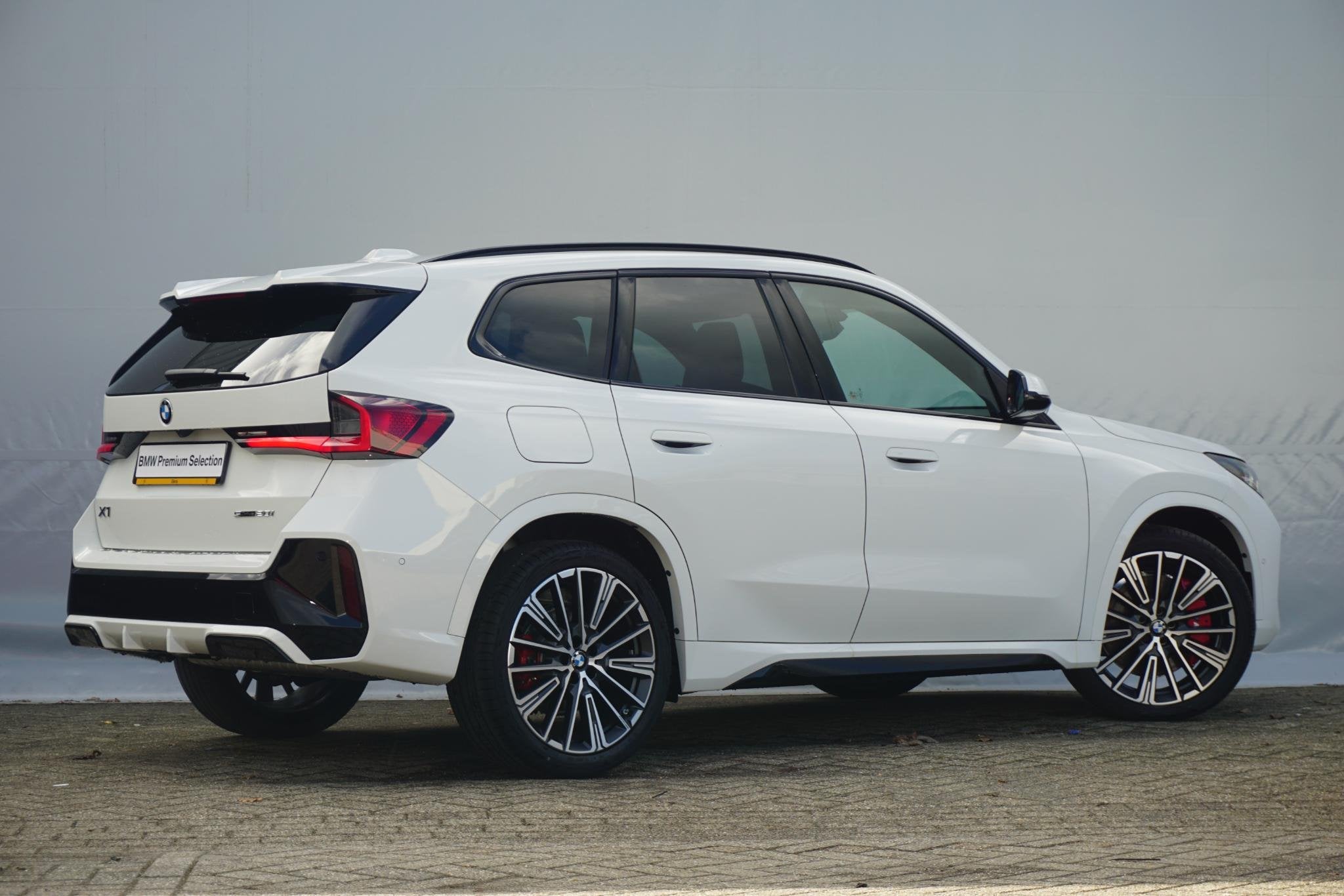 BMW X1 sDrive20i M Sport Pro / Trekhaak / Panoramadak / Keyl, 1800 kg, Met garantie (alle), Stuurwielverwarming, Wit