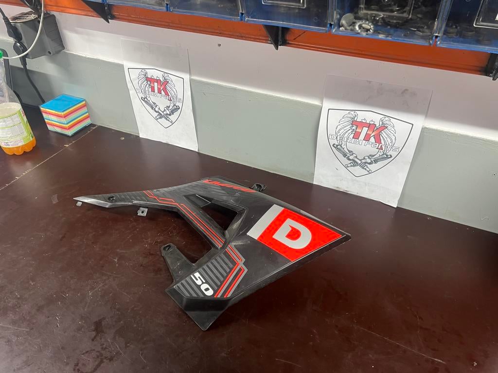 Derbi limited radiateurkap rechts, Fietsen en Brommers, Brommeronderdelen | Algemeen, Gebruikt, Ophalen of Verzenden, Nvt, Kap