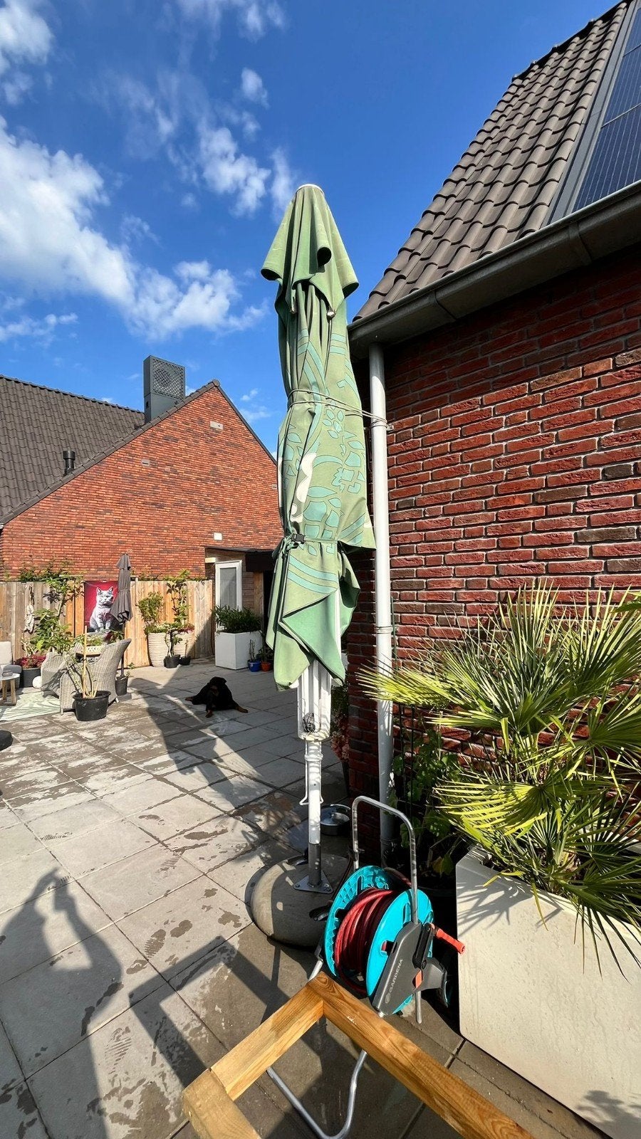 Kapotte grote parasol.voo rond ijzer, Ophalen, Gebruikt, Stokparasol