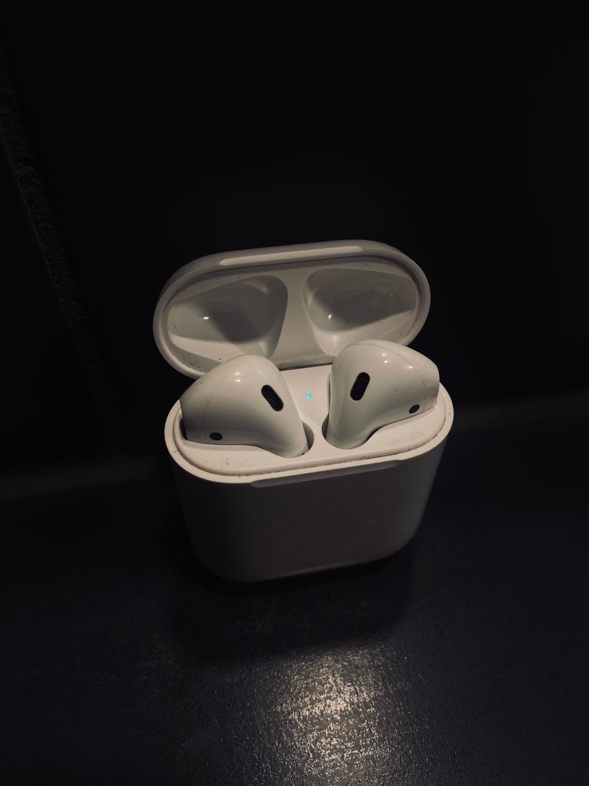Airpods 2 with Charging Case, In gehoorgang (in-ear), Ophalen of Verzenden, Zo goed als nieuw, Apple