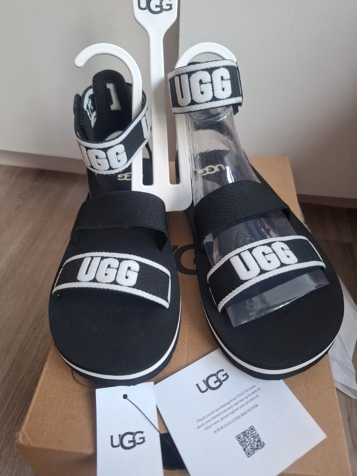 Nieuwe UGG Sandalen Zwart Maat 36 - Allisa Model, UGG, Meisje, Nieuw, Ophalen of Verzenden