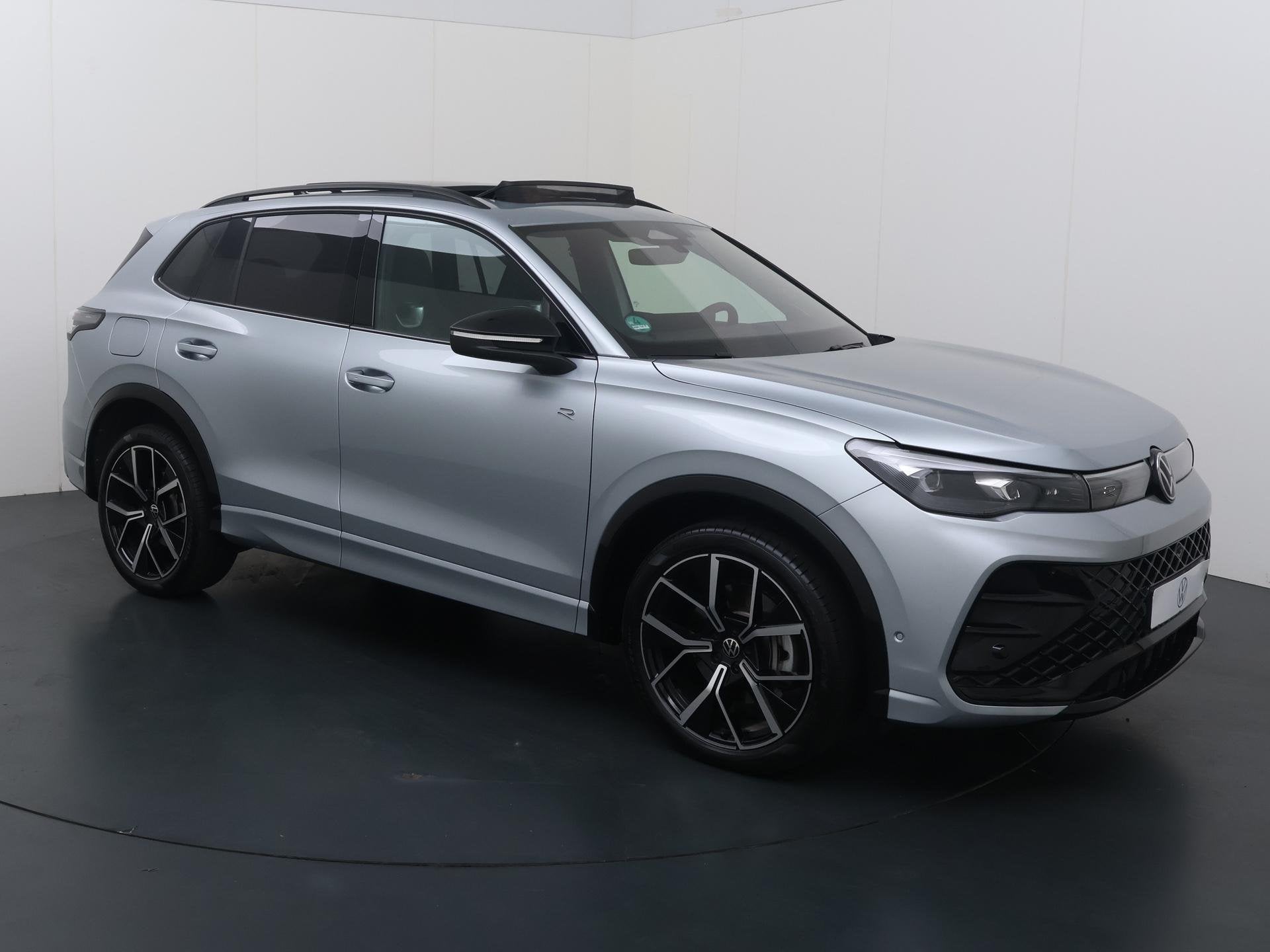 Volkswagen Tiguan 1.5 eHybrid R-Line Edition | 272 PK | SoH, 12 maanden, Stof, Euro 6, 4 cilinders