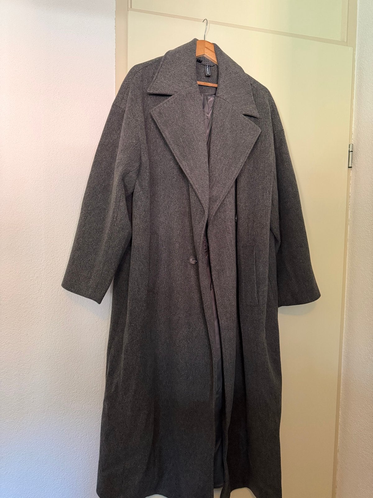 Nieuwe grijze mantel, maat 50 (valt groter), Kleding | Dames, Verzenden, Nieuw, Maat 46/48 (XL) of groter, Grijs