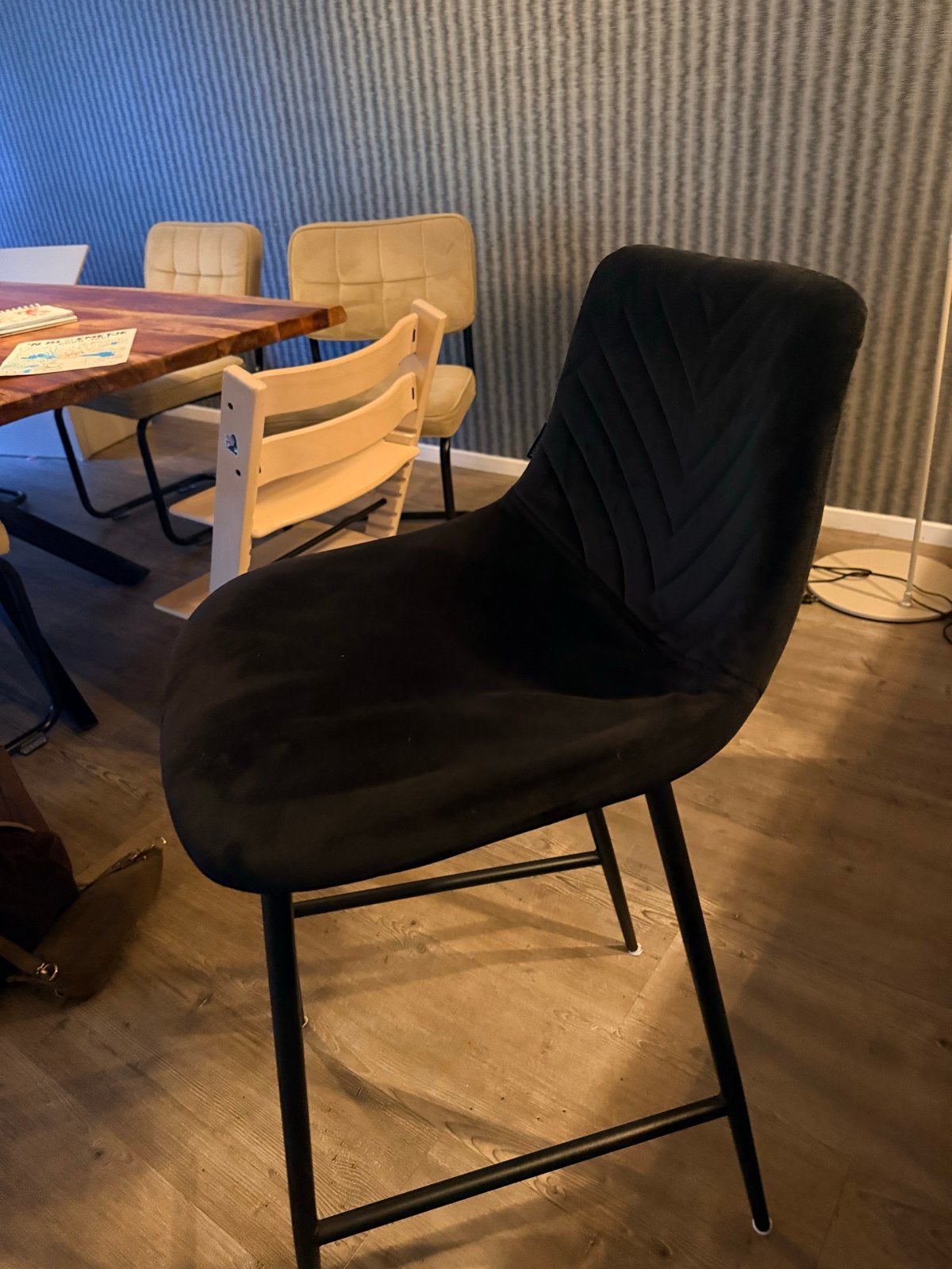 2 Riverdale barkrukken zwart , zithoogte 70 cm, velvet stof, 2 krukken, Ophalen, Zo goed als nieuw, 60 tot 90 cm