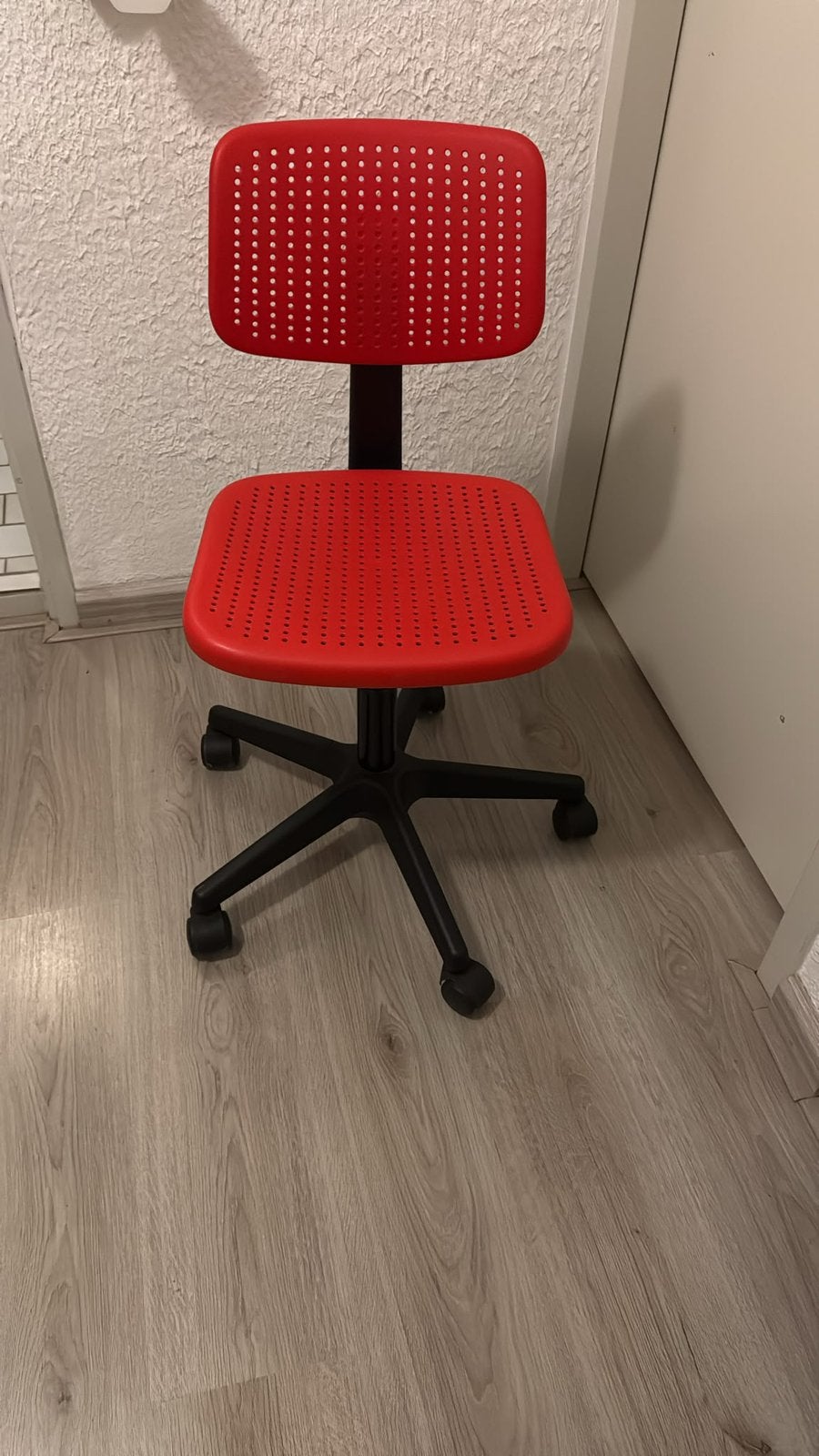 Ikea kinderbureaustoel, Huis en Inrichting, Ophalen, Gebruikt, Rood