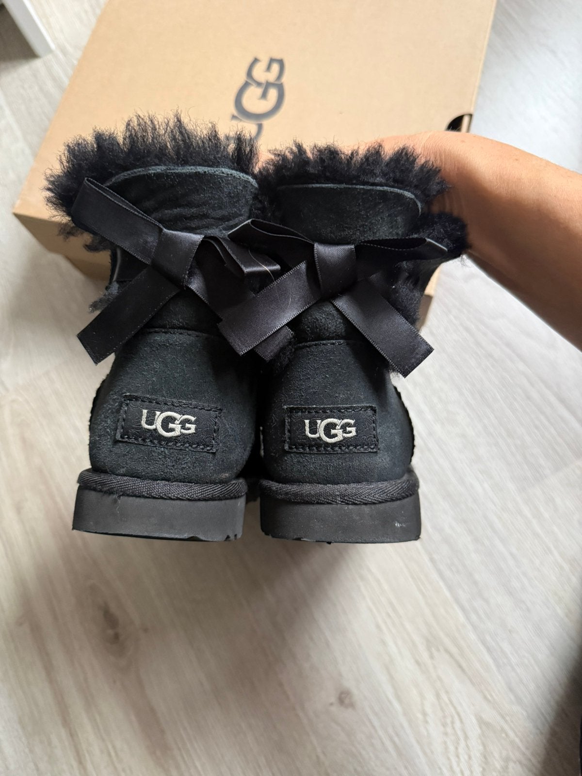 UGG bailey bow 32.5, Meisje, Ophalen of Verzenden, Laarzen, Zo goed als nieuw
