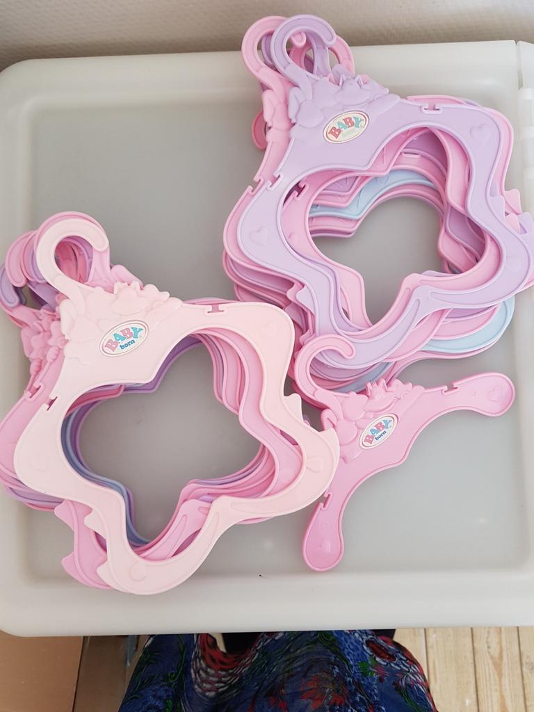 BABYBORN   poppen kleerhangers   1 euro  per stuk, Kinderen en Baby's, Speelgoed | Poppen, Ophalen, Babypop