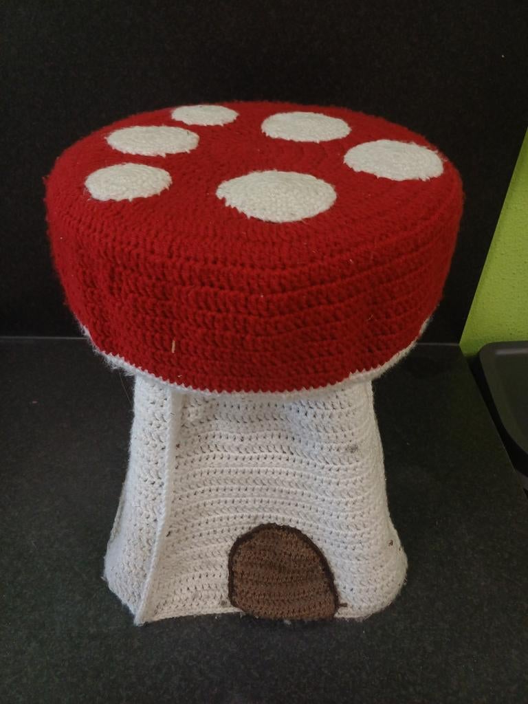 Leuke gehaakte paddestoel kruk/poef, Minder dan 50 cm, Sprookjesachtig, Speels, Handgemaakt, Rond, Minder dan 50 cm