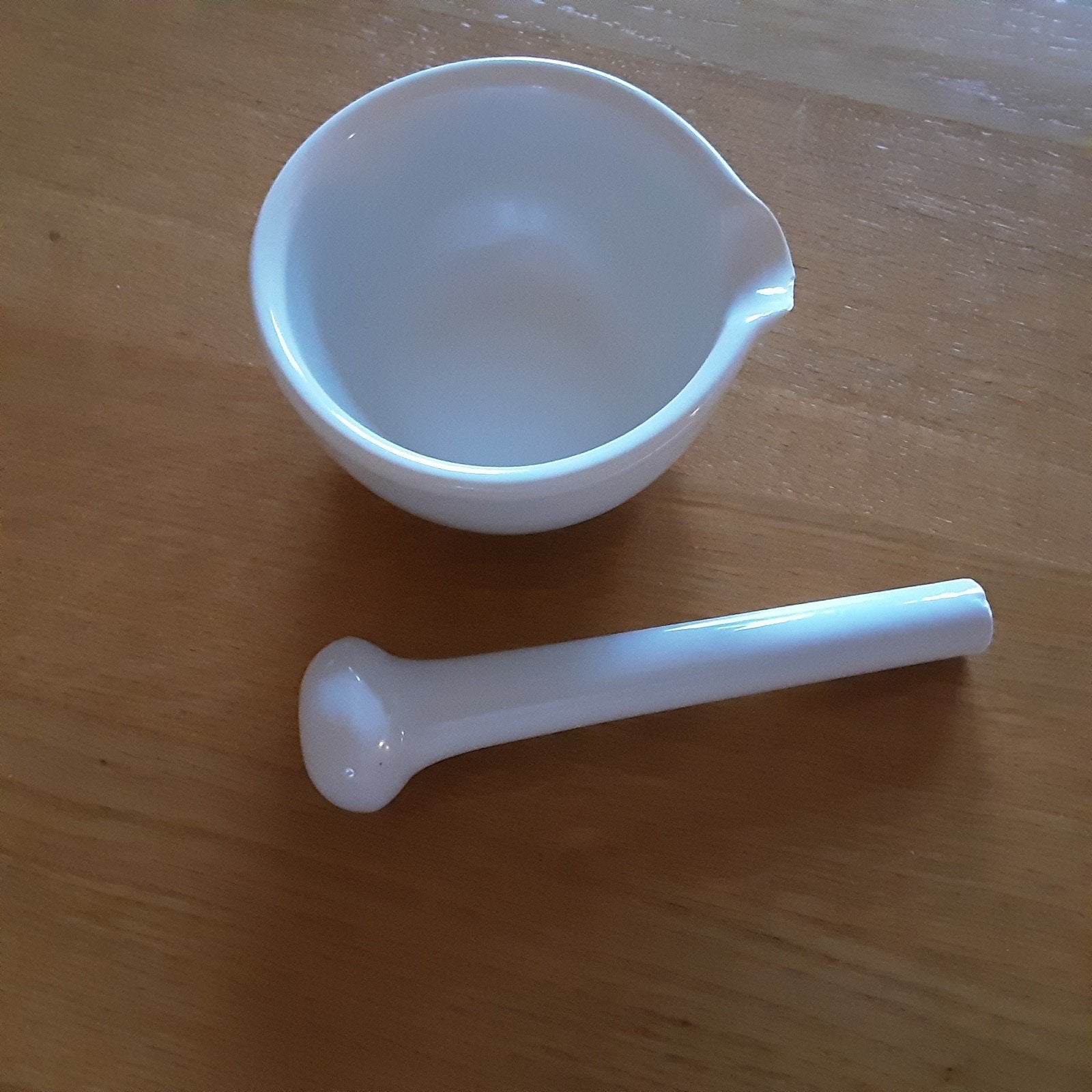 Witte vijzel met stamper - Keukenbenodigdheden, Ophalen of Verzenden, Steen/keramiek, Wit, Overige merken
