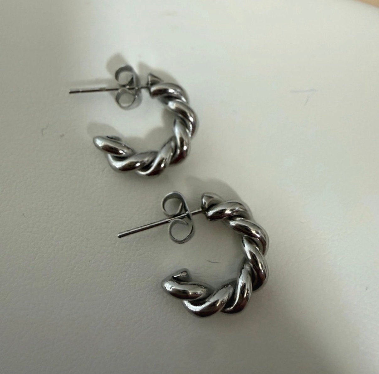 Zilverkleurige getorste oorringen, Sieraden, Tassen en Uiterlijk, Oorbellen, Overige materialen, Nieuw, Ophalen of Verzenden, Knopjes of Stekers