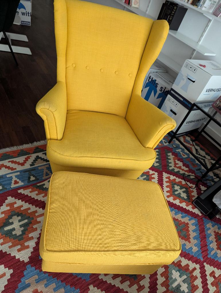 Gele IKEA Strandmon fauteuil + voetenbank (Skiftebo geel), Huis en Inrichting, Fauteuils, Ophalen, Gebruikt, 75 tot 100 cm, 50 tot 75 cm