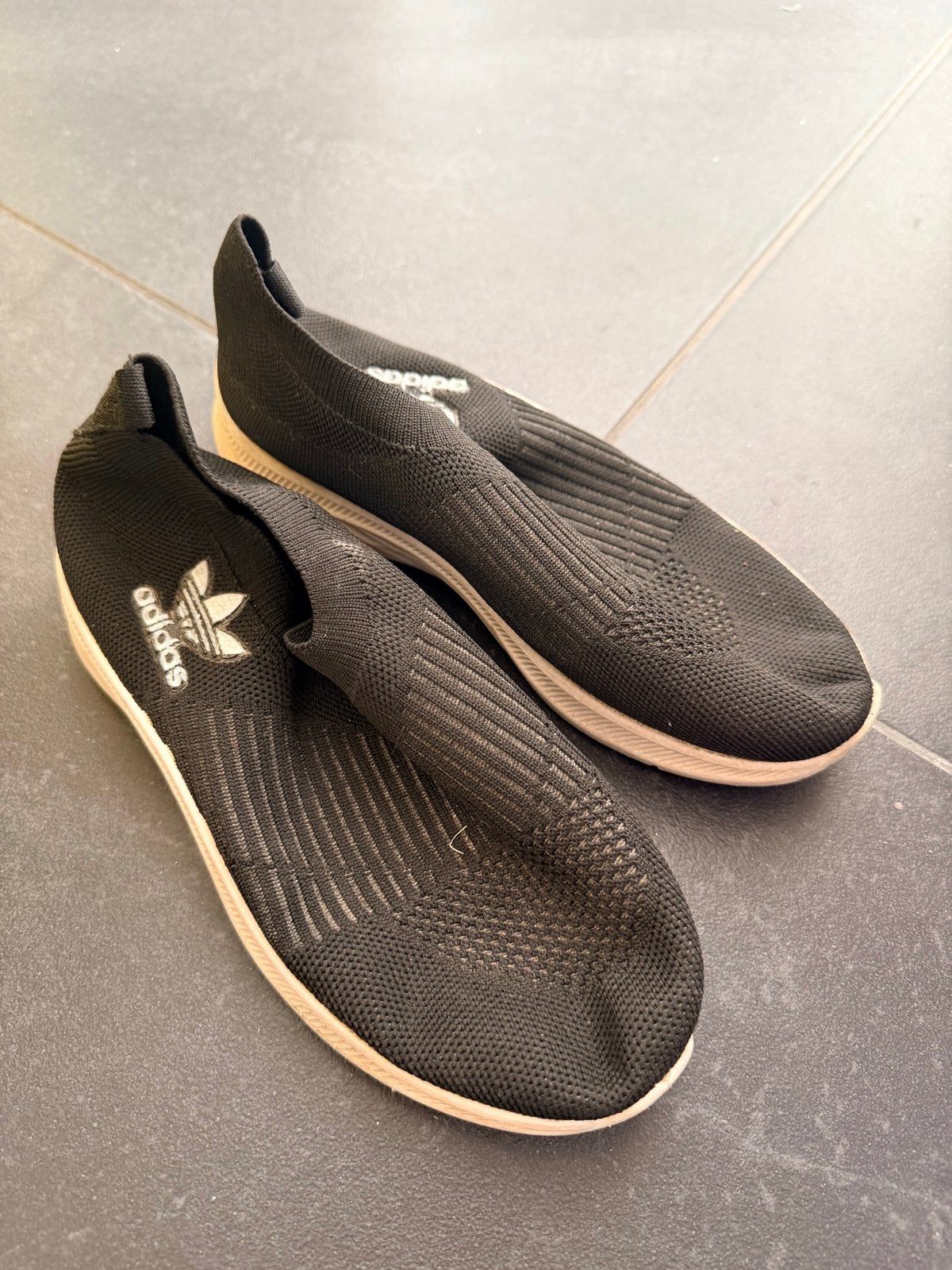 Adidas instappers - Zwart - Maat 33, Ophalen, Gedragen, Zwart, Instappers