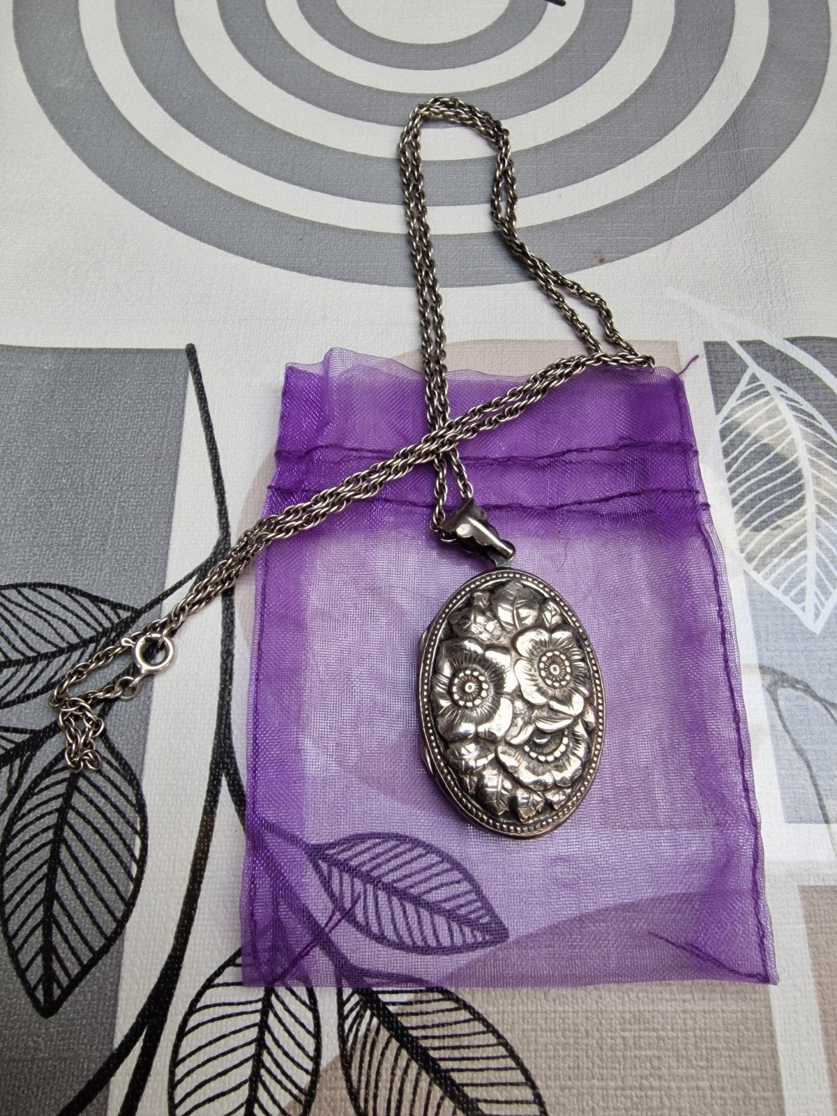 Jugendstil medaillon met ketting - Zilverkleurig bloemmotief, Met hanger, Gebruikt, Ophalen of Verzenden, Zilver