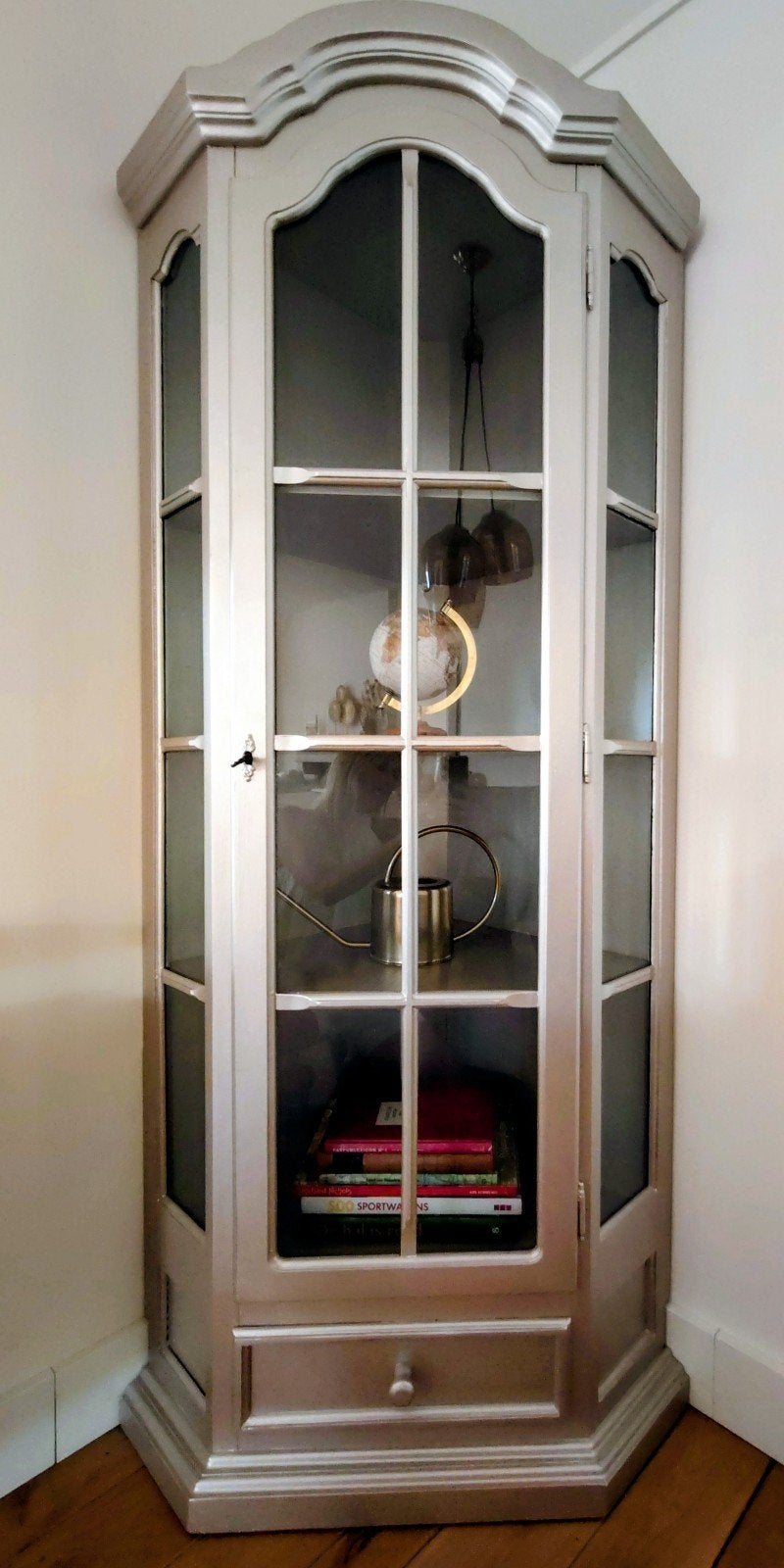 Elegante hoekkast met glazen deuren en lade, Ophalen, Gebruikt, Met lade(s), 50 tot 100 cm