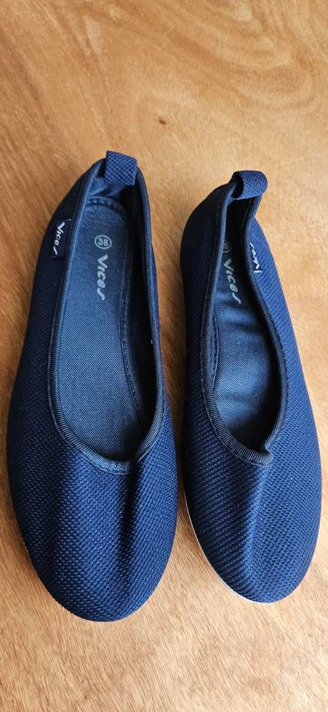 Donkerblauwe ballerina's met witte zool - Maat 38, Kleding | Dames, Schoenen, Ophalen of Verzenden, Zo goed als nieuw, Blauw, Ballerina's