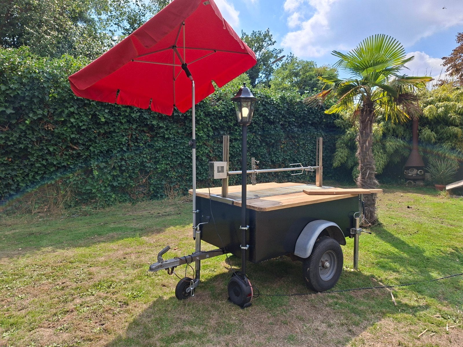 Leuke BBQ aanhanger inclusief spit huren?, Tuin en Terras, Houtskoolbarbecues, Ophalen of Verzenden