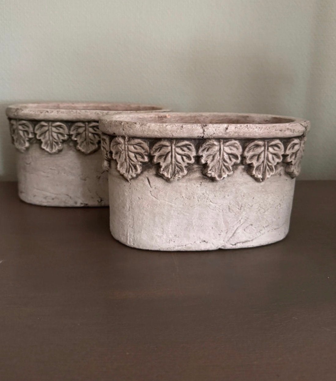 Set van 2 decoratieve bloempotten met bladmotief, Tuin en Terras, Gebruikt, Rond, Binnen, Ophalen of Verzenden