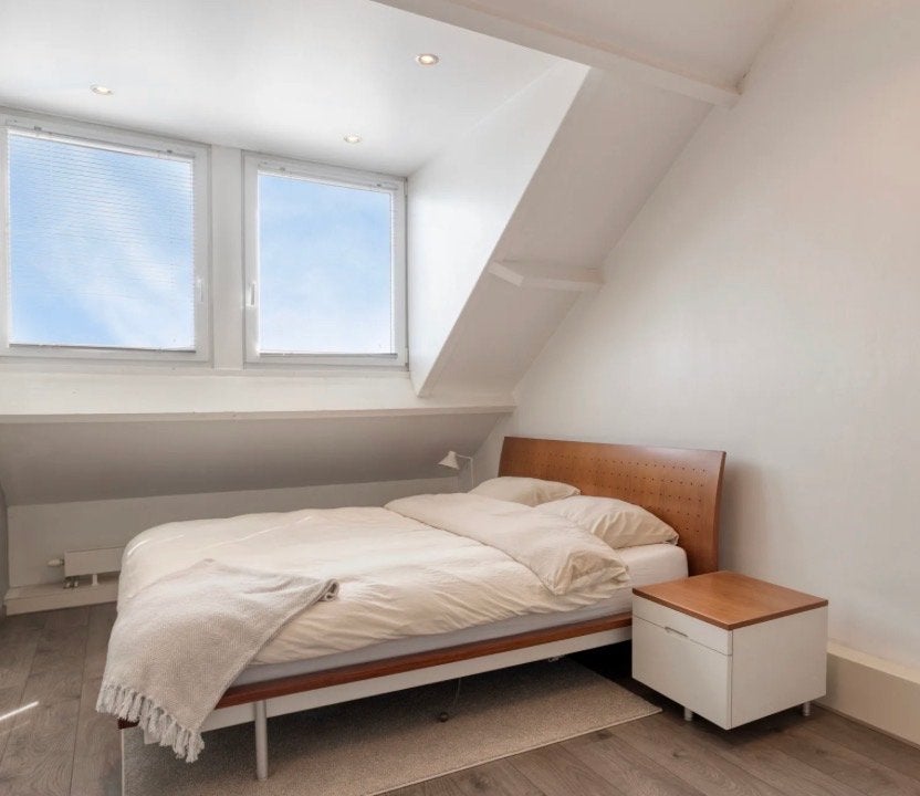 Ligne Roset Italiaans designer bed met 2 nachtkastjes, Ophalen, Gebruikt, Bruin, Tweepersoons
