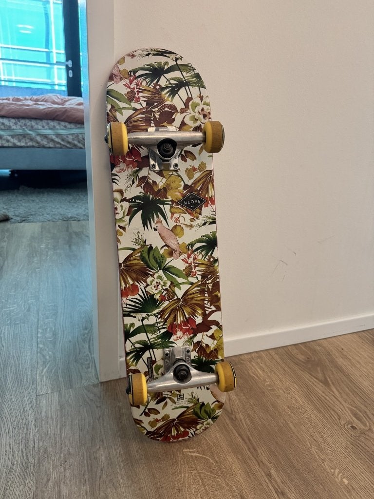 Skateboard met bloemenprint en gele wielen, Ophalen, Gebruikt, Skateboard