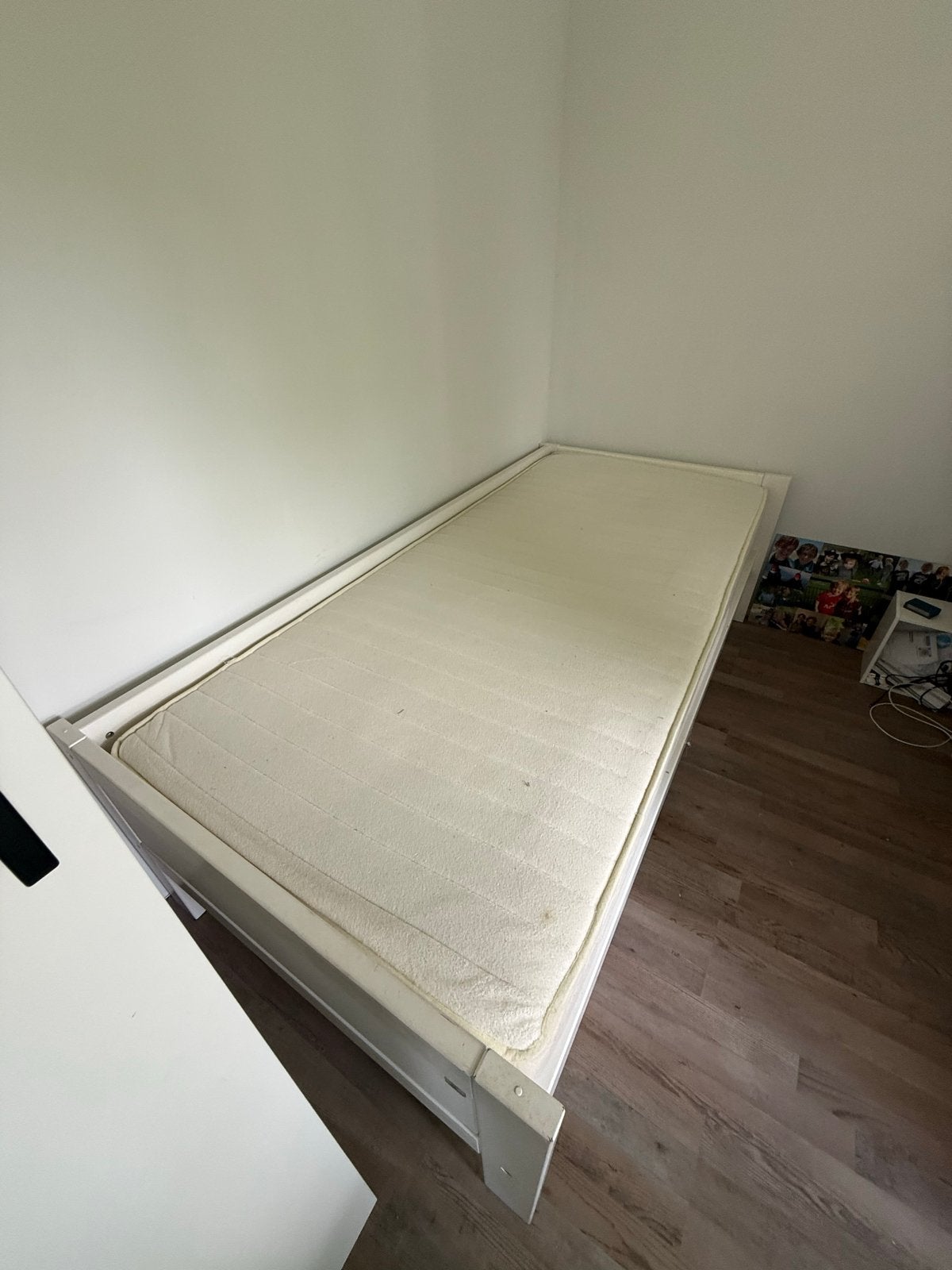Wit eenpersoonsbed met uitschuifbaar logeerbed, Ophalen, Gebruikt, 90 cm, Eenpersoons