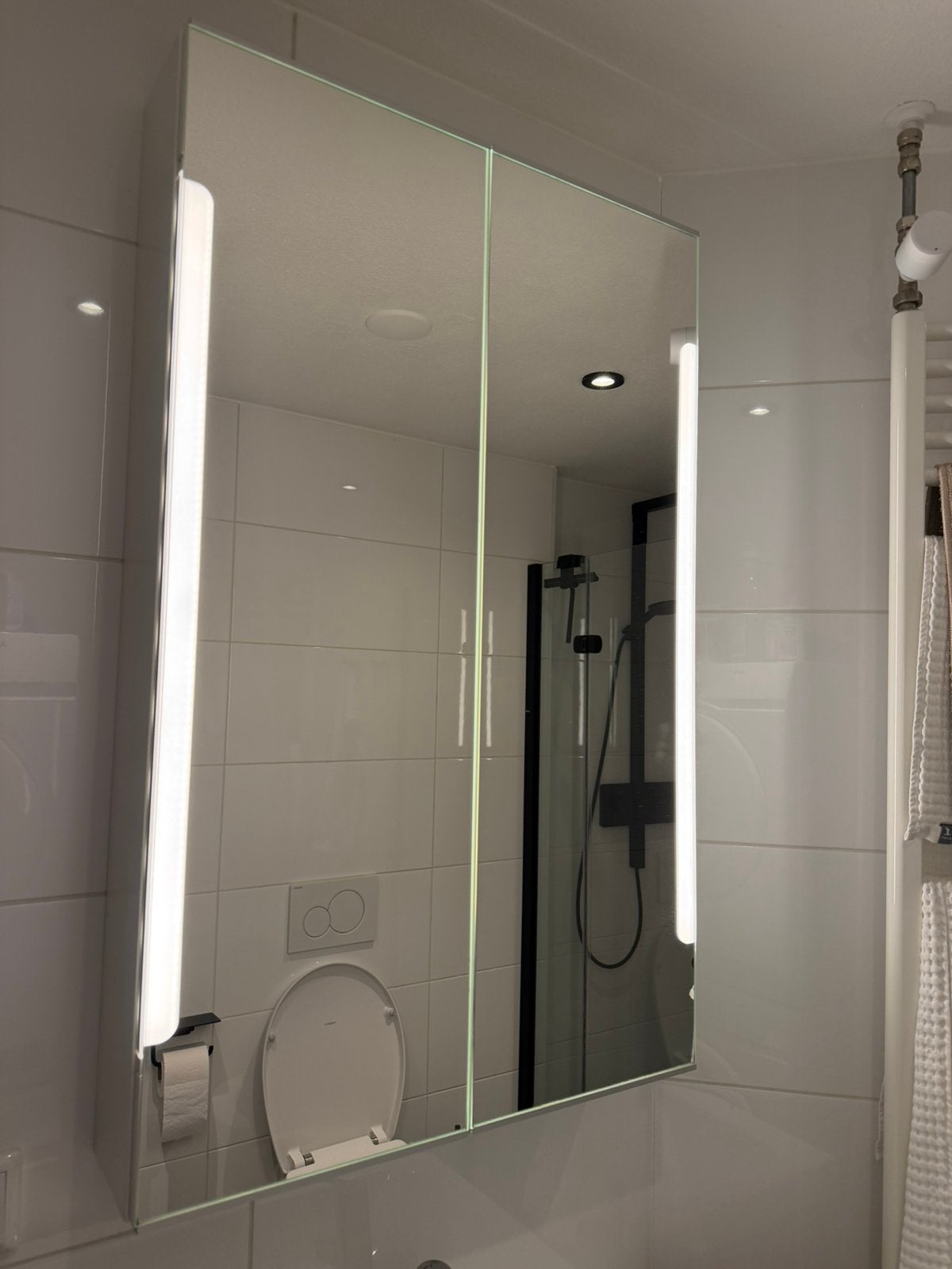 IKEA STORJORM spiegelkast 60 cm – LED – badkamerkast, Huis en Inrichting, Ophalen, Spiegelkast, 50 tot 100 cm, Zo goed als nieuw