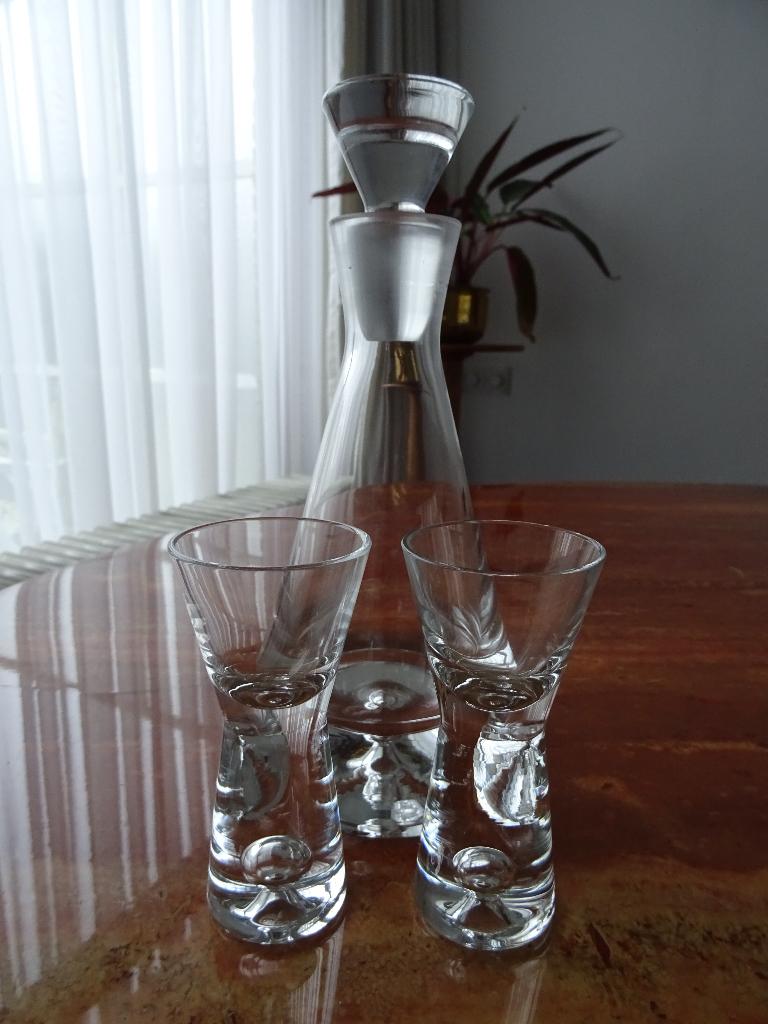 Likeurset karaf en paar glazen hoogte 23,5 cm en 11 cm, Antiek en Kunst, Antiek | Glas en Kristal, Ophalen of Verzenden