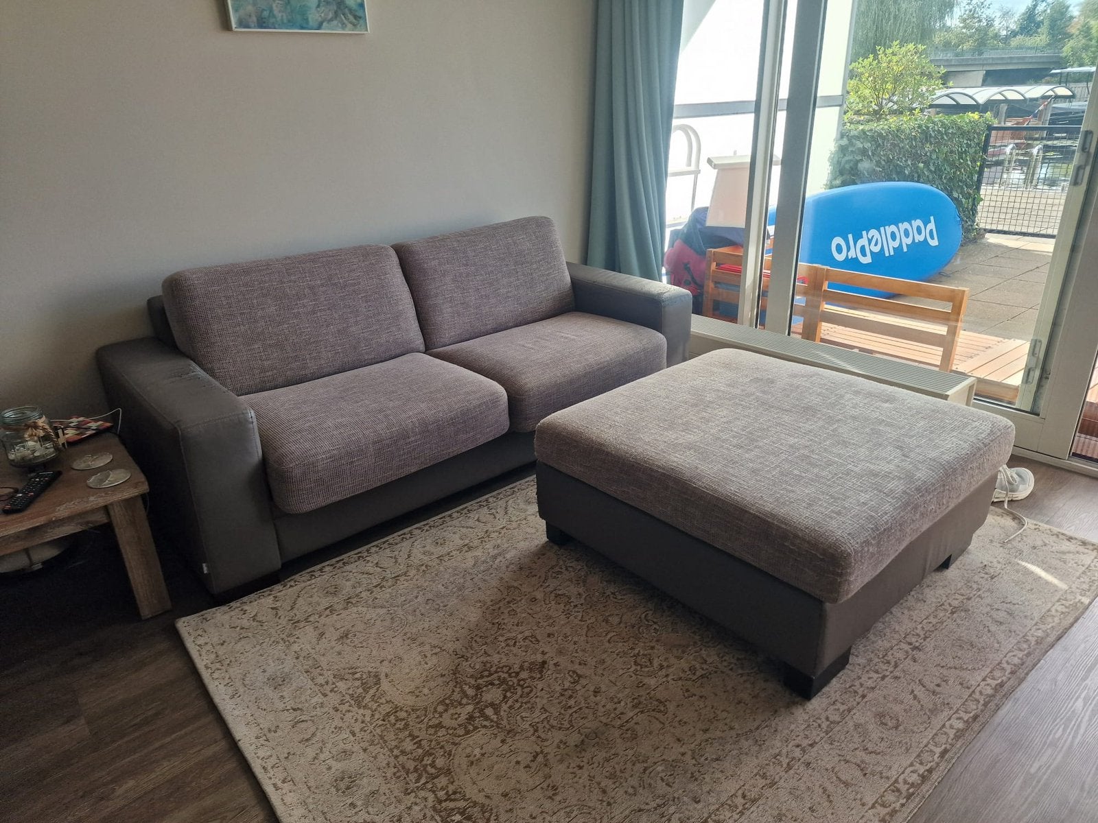 Slaapbank en hocker gratis afhalen vrijdagmiddag 2 oktober, Ophalen, Gebruikt, Beige, Tweepersoons