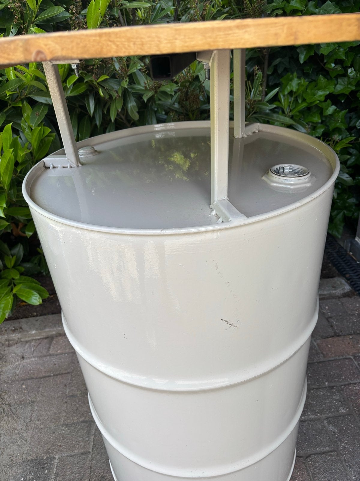 Robuuste statafel van gerecycled olievat met houten blad, Ophalen, Gebruikt