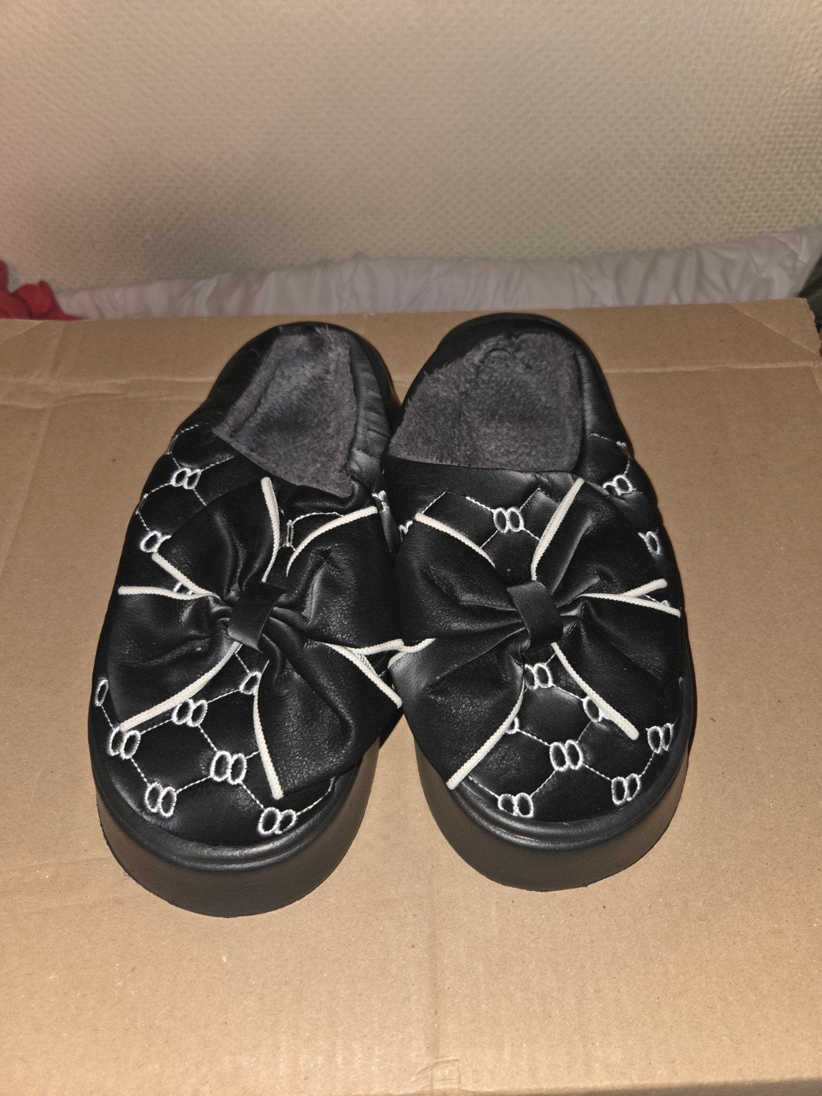 Sloffen, Zwart, Ophalen of Verzenden, Zo goed als nieuw, Pantoffels of Sloffen
