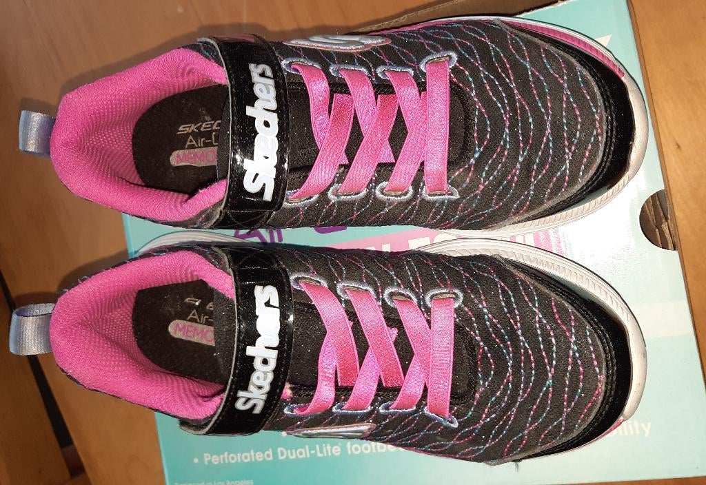 Skechers zwart met roze 34, Kinderen en Baby's, Kinderkleding | Schoenen en Sokken, Zo goed als nieuw, Schoenen, Meisje, Ophalen of Verzenden