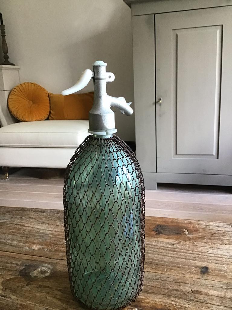 Spuitwaterfles/sifon, Ophalen