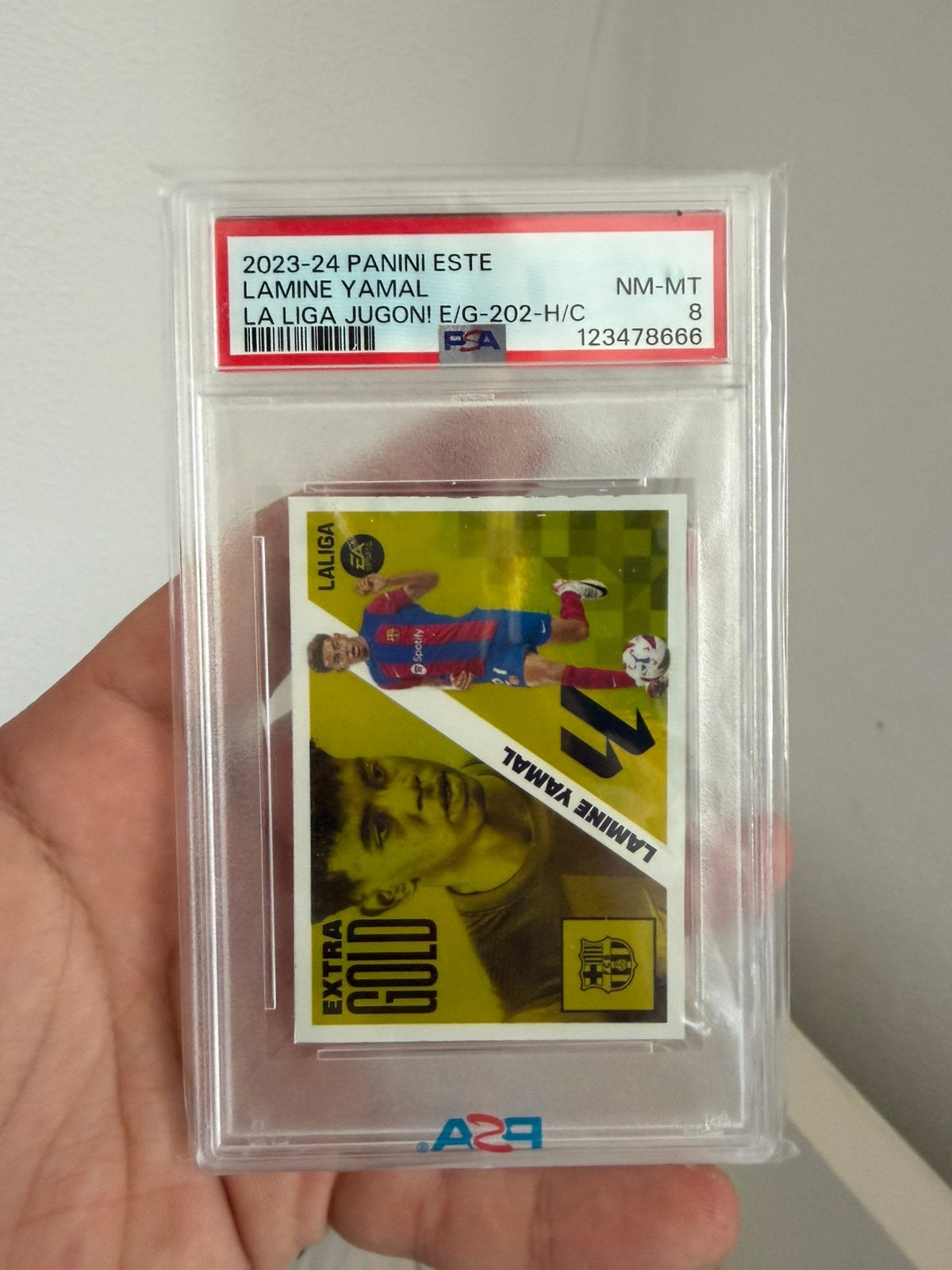 Panini PSA 8 Lamine Yamal Extra Gold Sticker 2023-2024, Verzamelen, Ophalen, Zo goed als nieuw, Buitenlandse clubs, Poster, Plaatje of Sticker