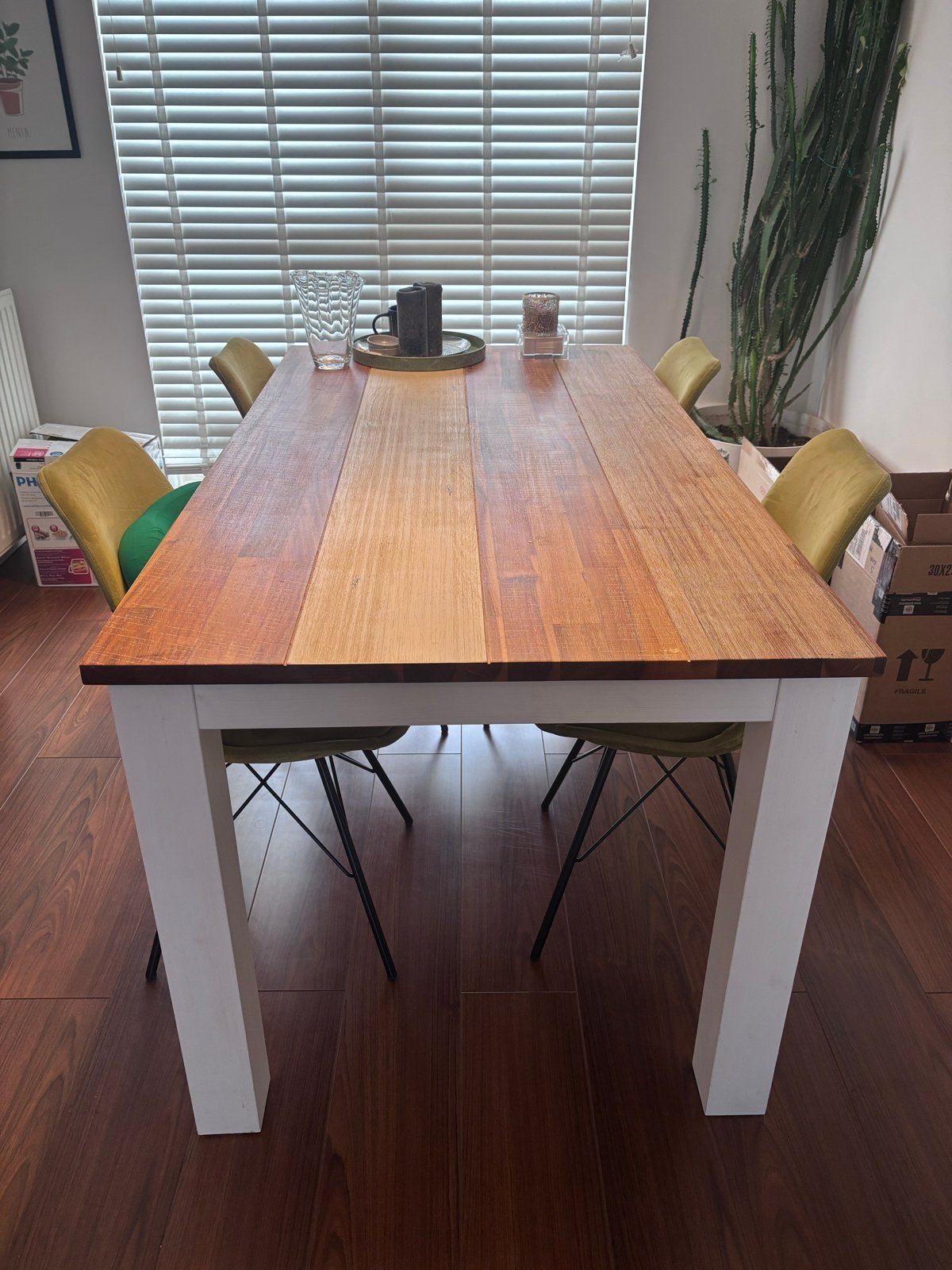 Houten eettafel met witte poten, Huis en Inrichting, Tafels | Eettafels, Ophalen, Gebruikt, 50 tot 100 cm, 150 tot 200 cm